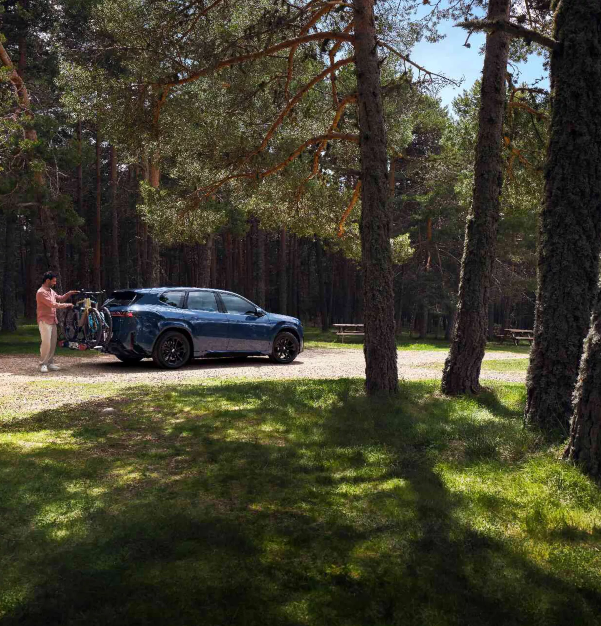 BMW mit zwei, auf dem Fahrrad-Heckträger montierten Fahrrädern steht auf der Straße