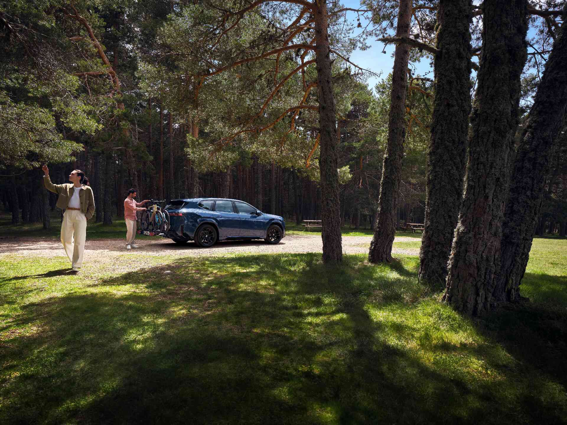 BMW mit zwei, auf dem Fahrrad-Heckträger montierten Fahrrädern steht auf der Straße