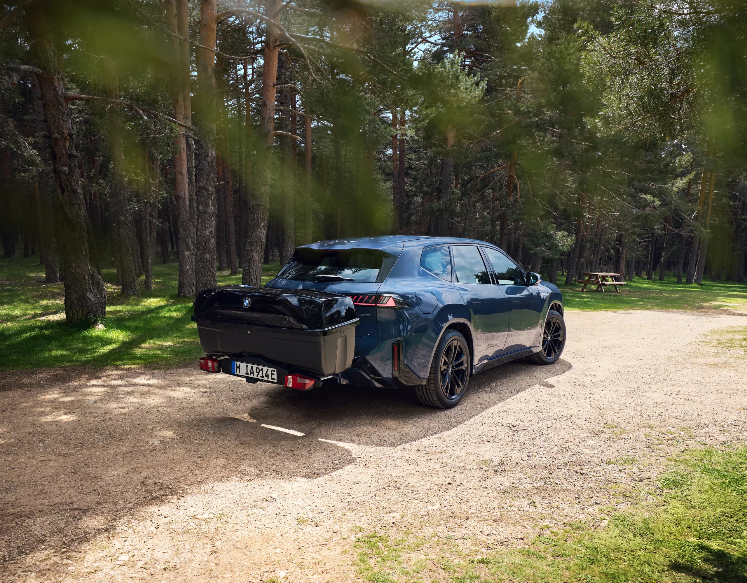 Une personne charge le coffre arrière monté sur une BMW