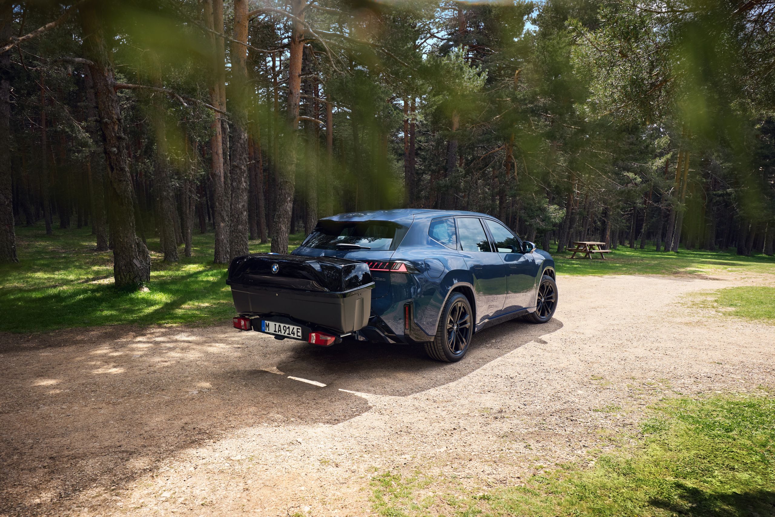 Une personne charge le coffre arrière monté sur une BMW
