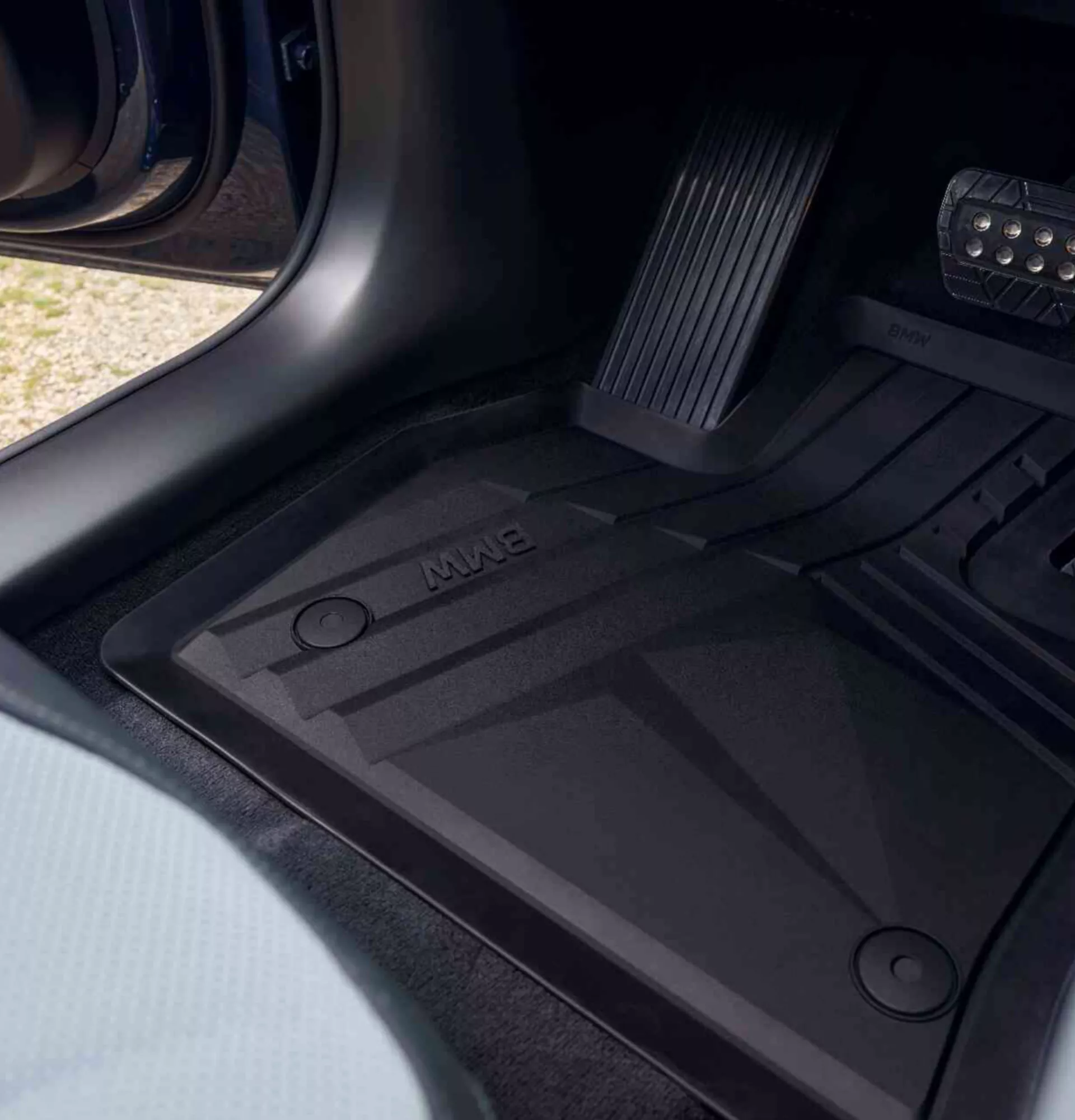 Person steigt aus BMW aus – Detailansicht Fußraum