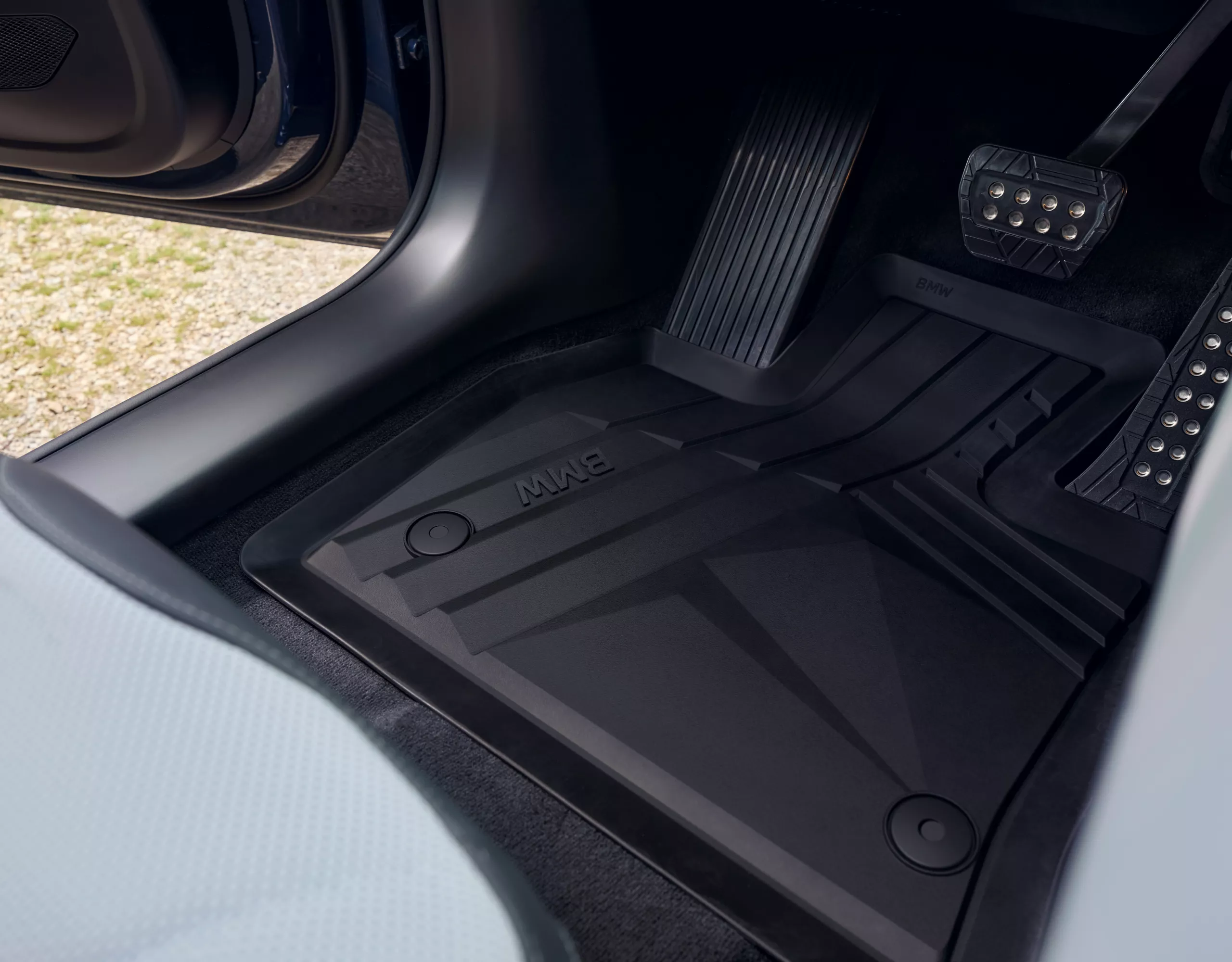 Une personne sort d’une BMW – vue détaillée du plancher