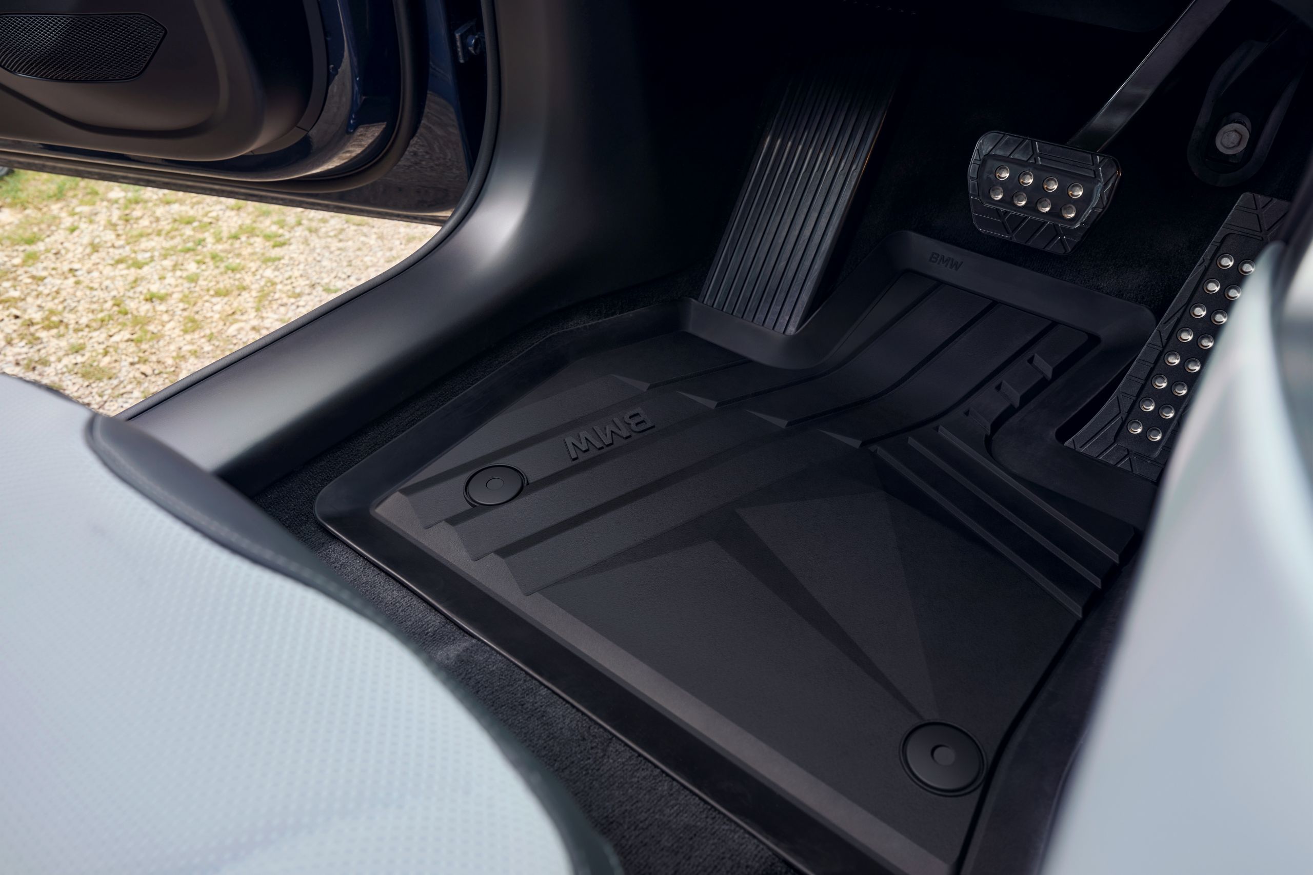 Une personne sort d’une BMW – vue détaillée du plancher