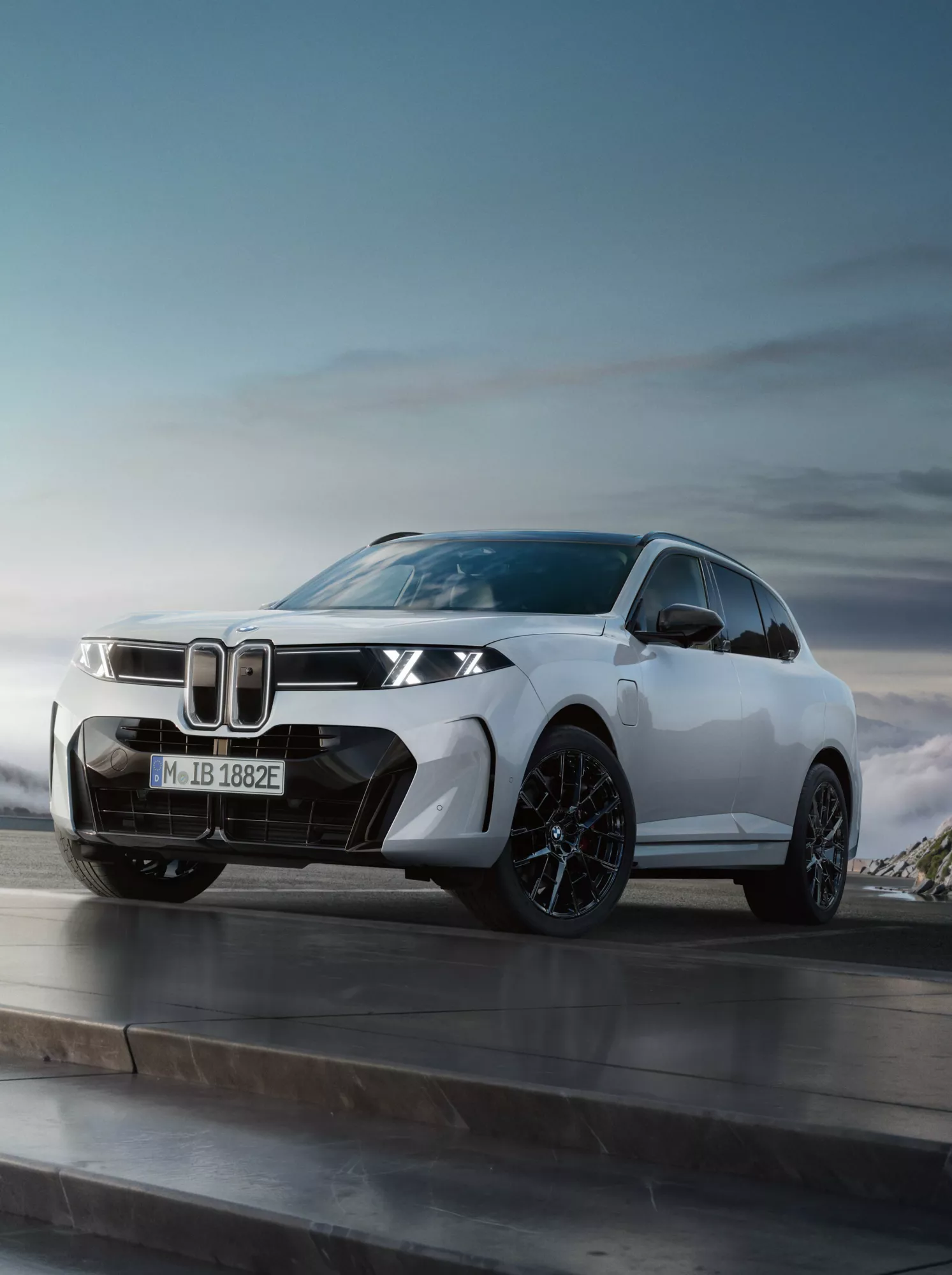 BMW X5 steht vor einem Gebäude