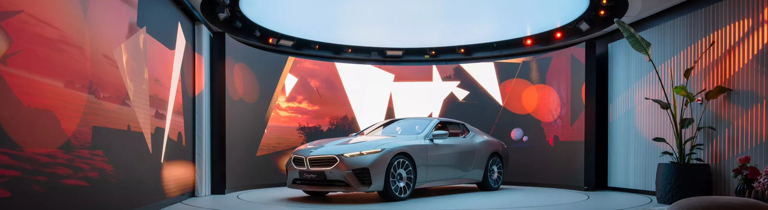 BMW Skytop Konzeptfahrzeug steht auf einer Bühne in einer Inszenierung mit Licht- und Medieninstallation.