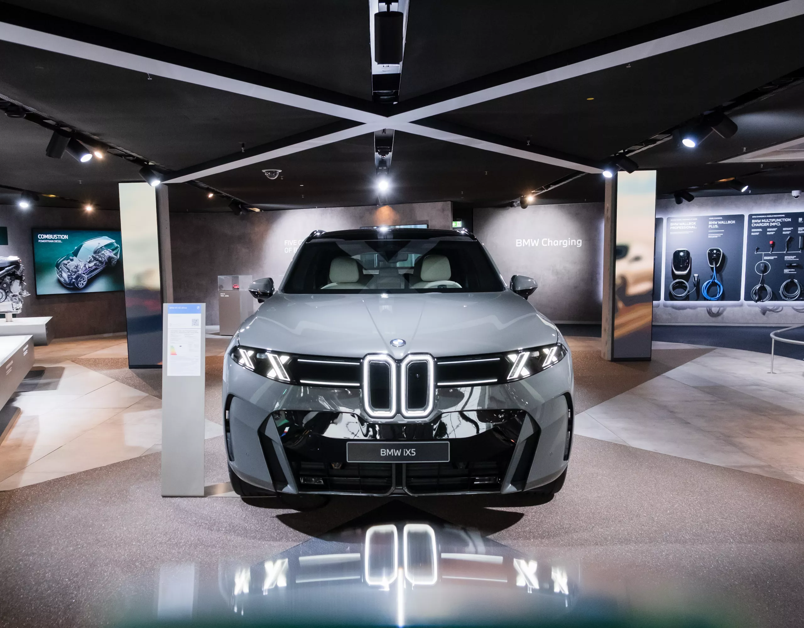BMW iX5 in der Lackierung Grey Pine in der Ausstellung der BMW Welt