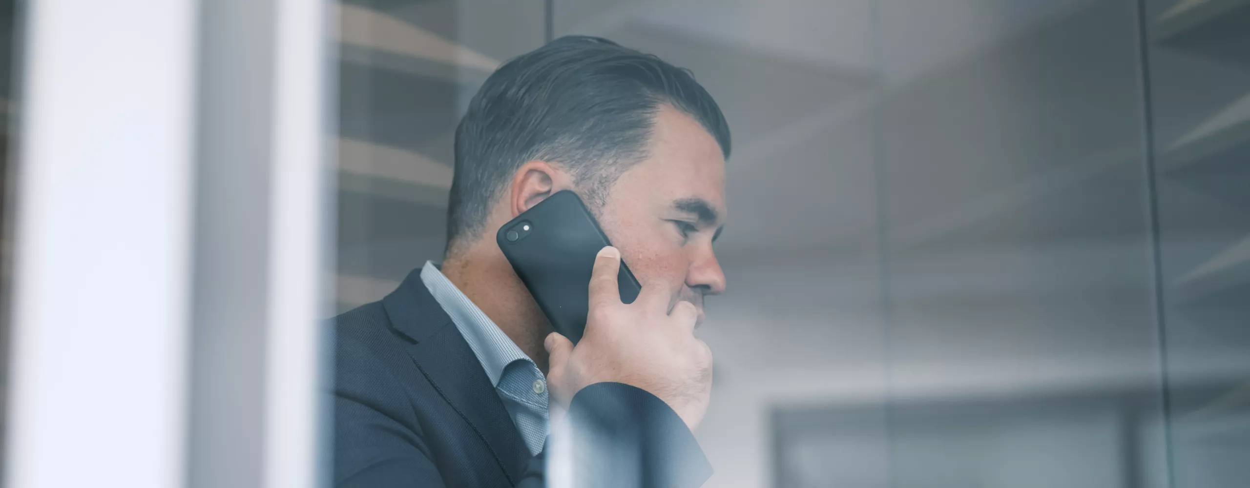 Ein Mitarbeiter von BMW Group Financial Services telefoniert.