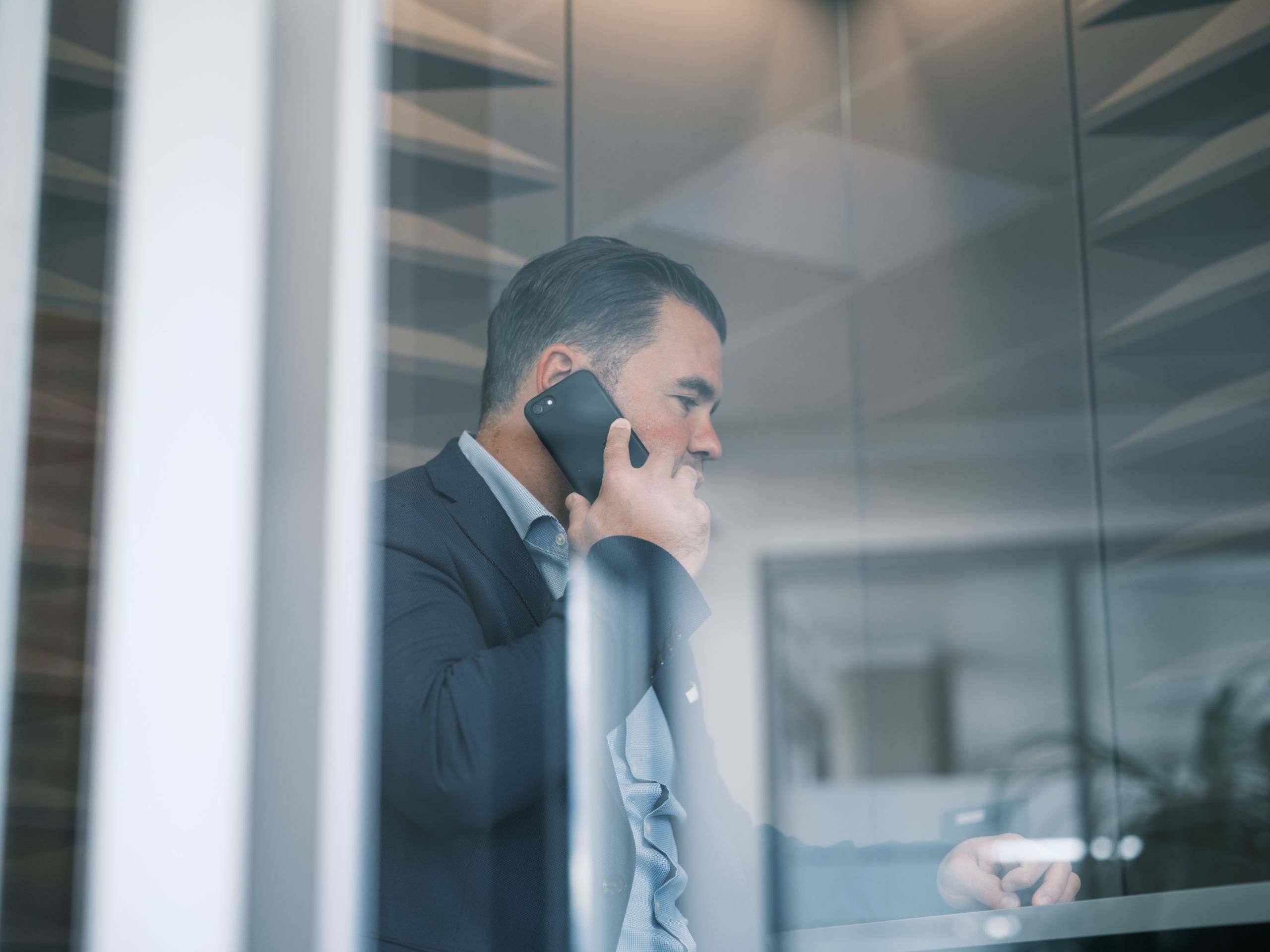 Ein Mitarbeiter von BMW Group Financial Services telefoniert.