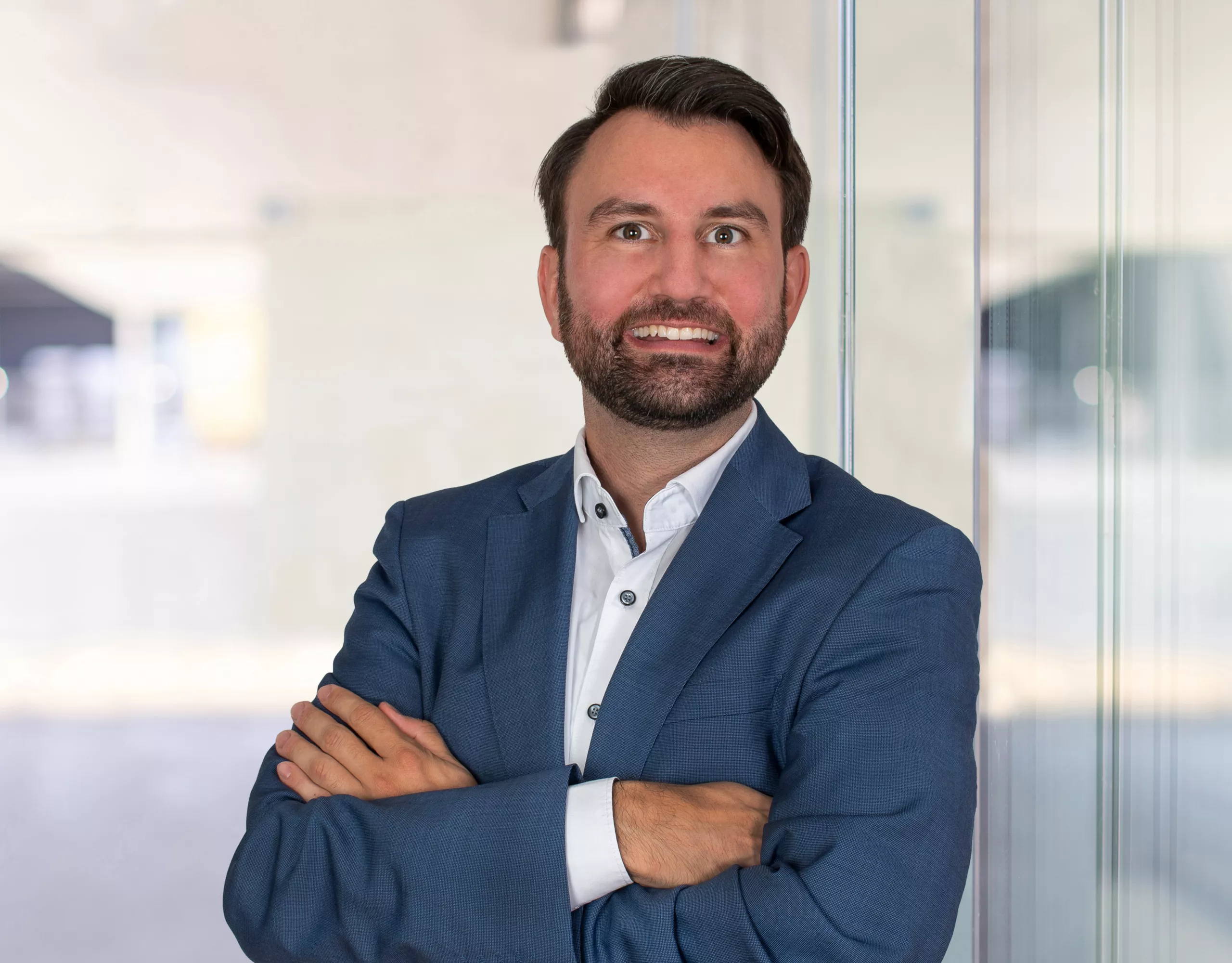 Versicherungen zwei Frauen im Auto laecheln