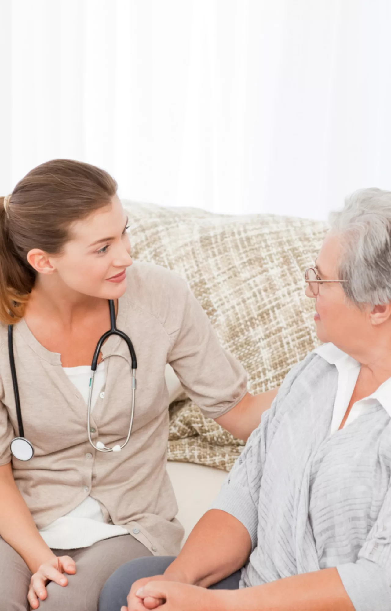 Krankenschwester spricht mit älterer Frau