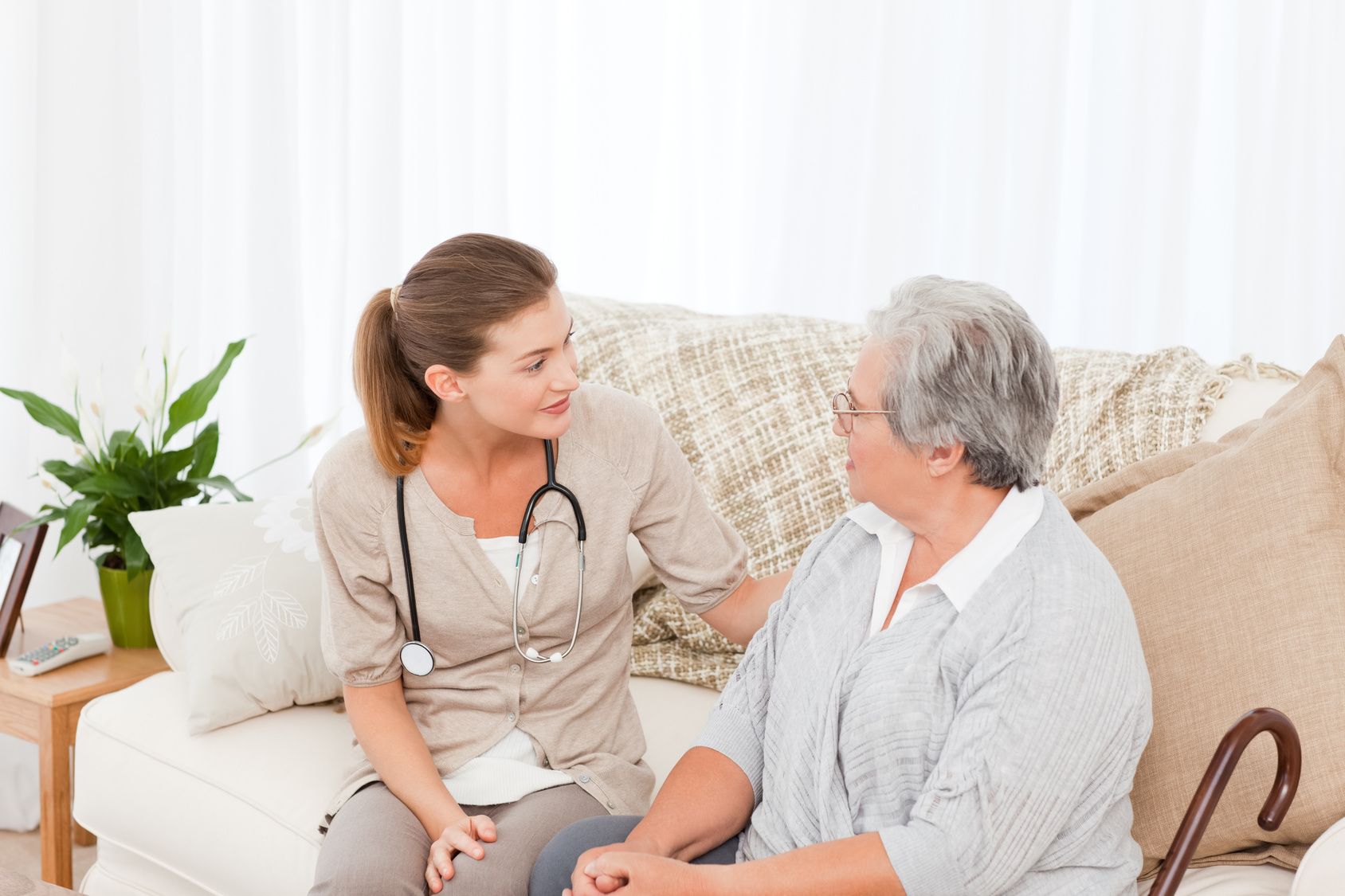 Krankenschwester spricht mit älterer Frau