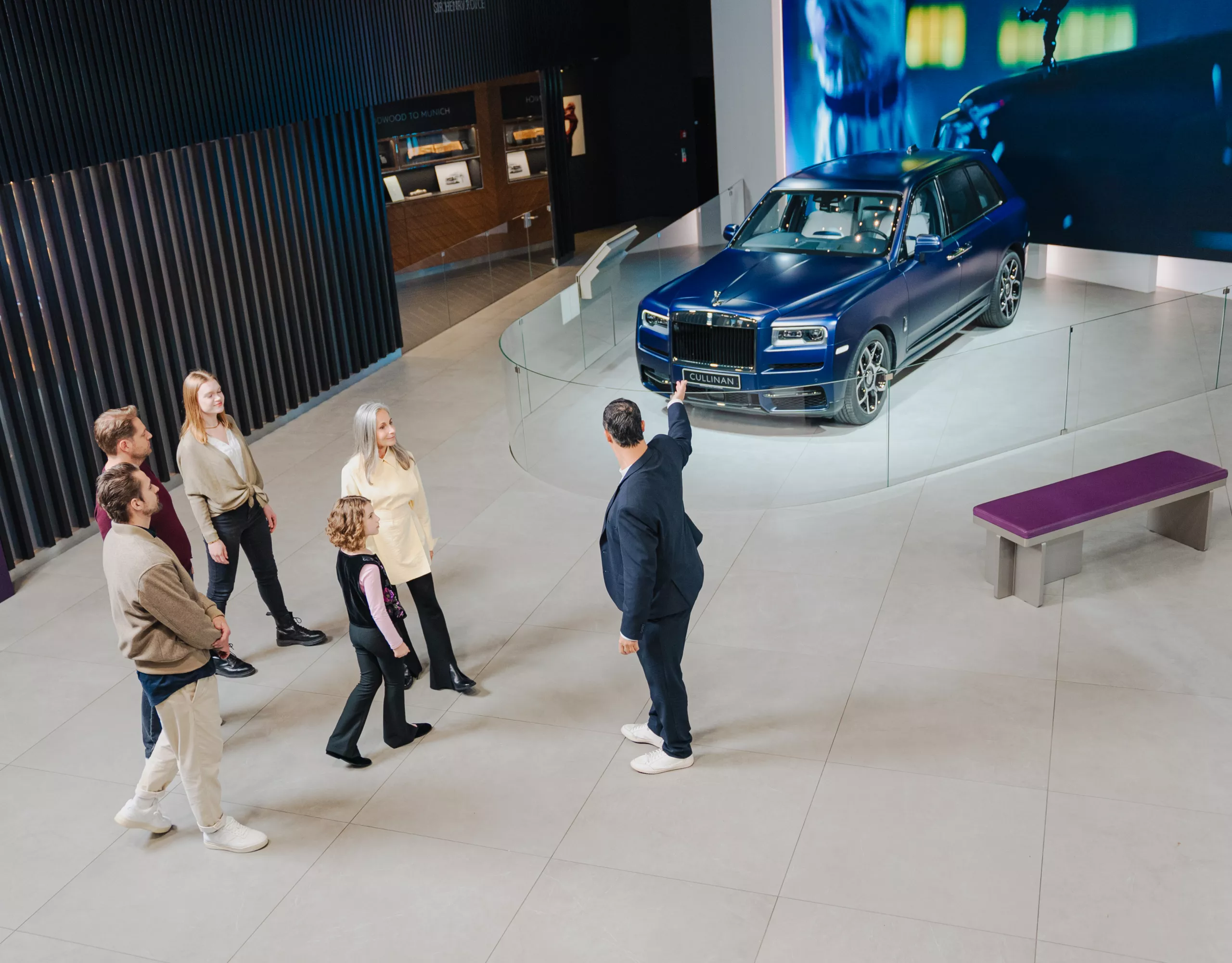 Gruppe wird durch die Rolls Royce Ausstellung der BMW Welt geführt