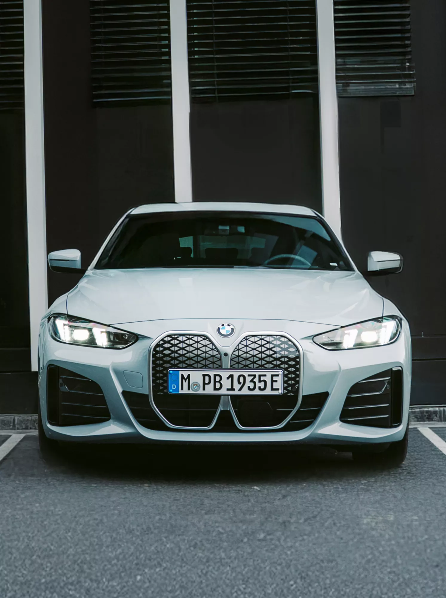 Blauer BMW i4 Frontansicht in Bergkulisse