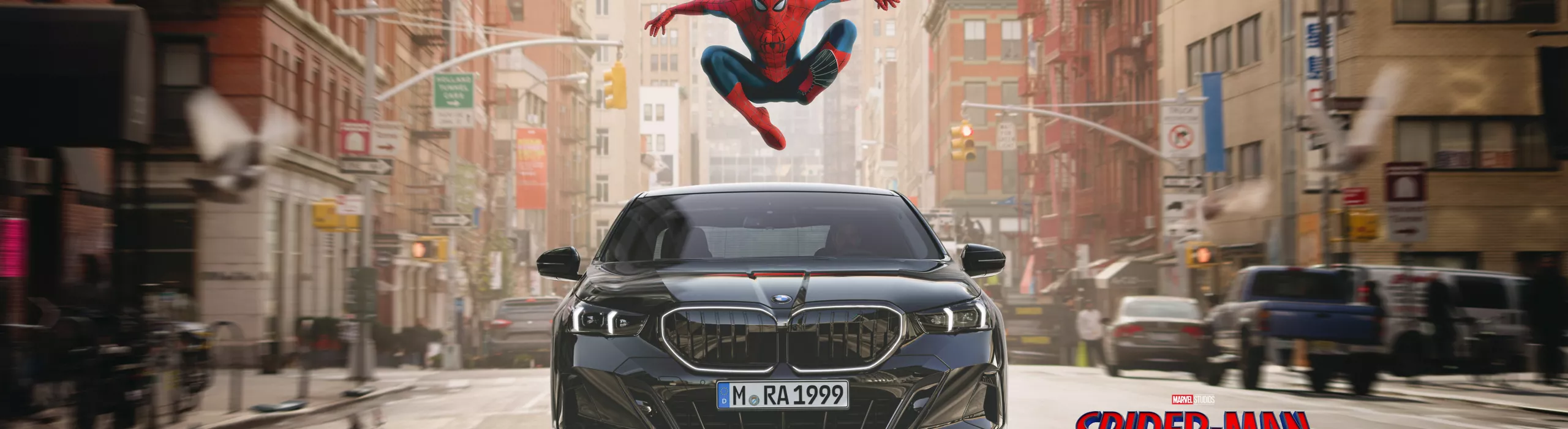 BMW 5시리즈 위에서 영웅적인 포즈를 취한 스파이더맨.