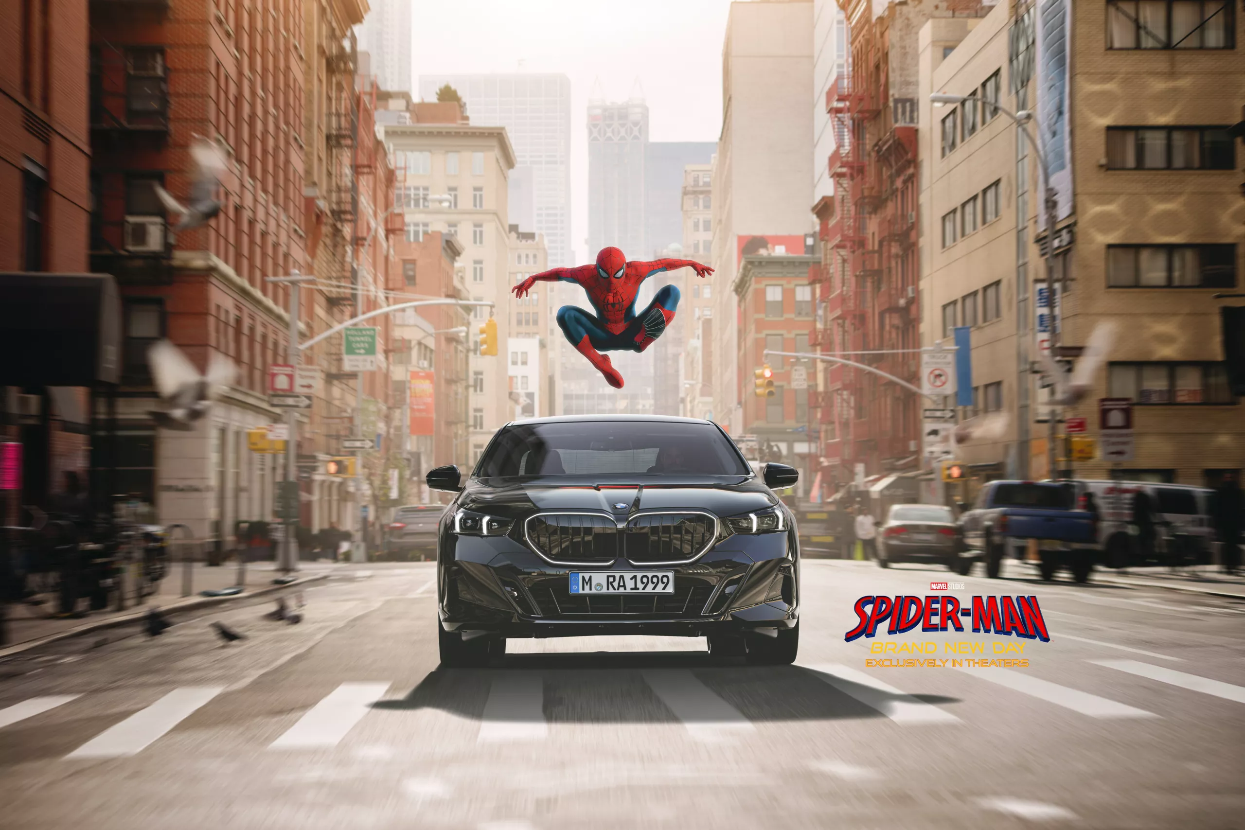 Spider-Man dans une pose héroïque au-dessus de la BMW Série 5.