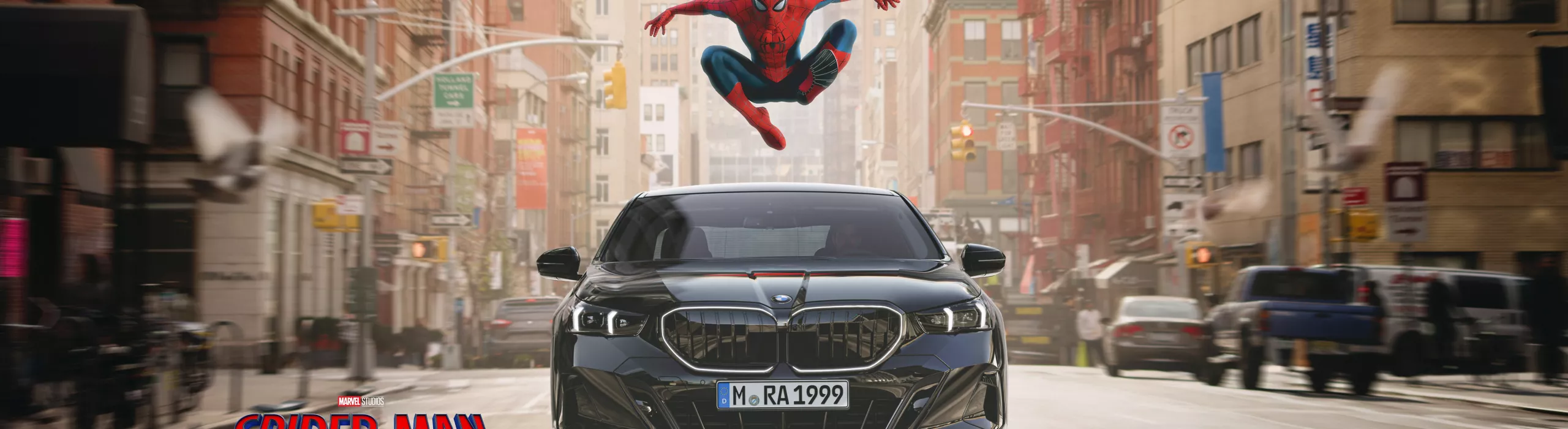 ספיידרמן בתנוחה הרואית לצד BMW סדרה 5.