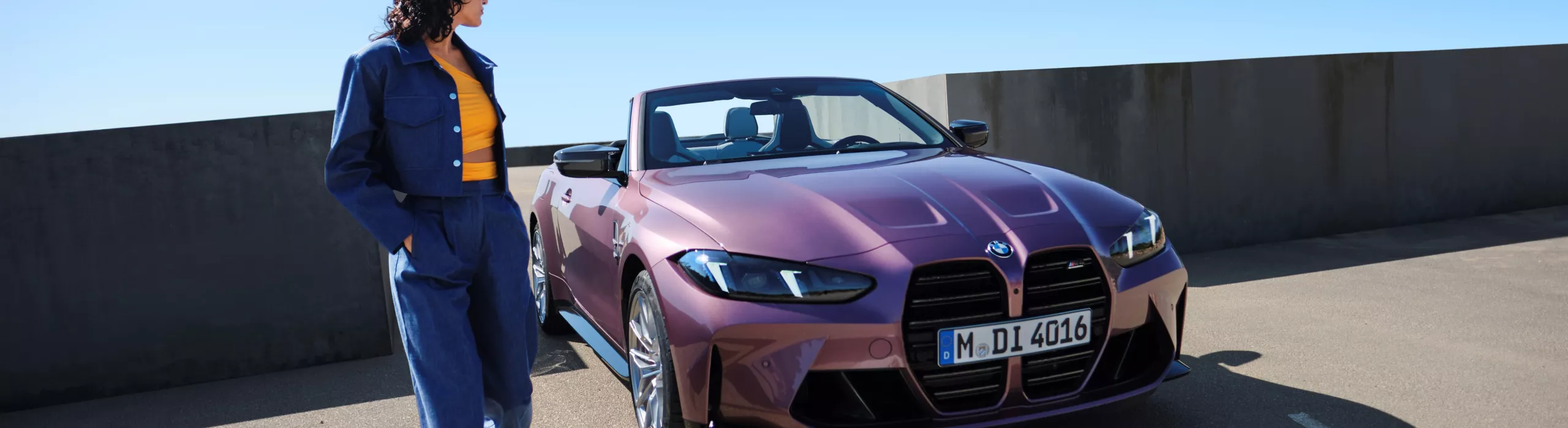 Vue extérieure de la BMW M4 Competition M xDrive Cabriolet en Velvet Orchid