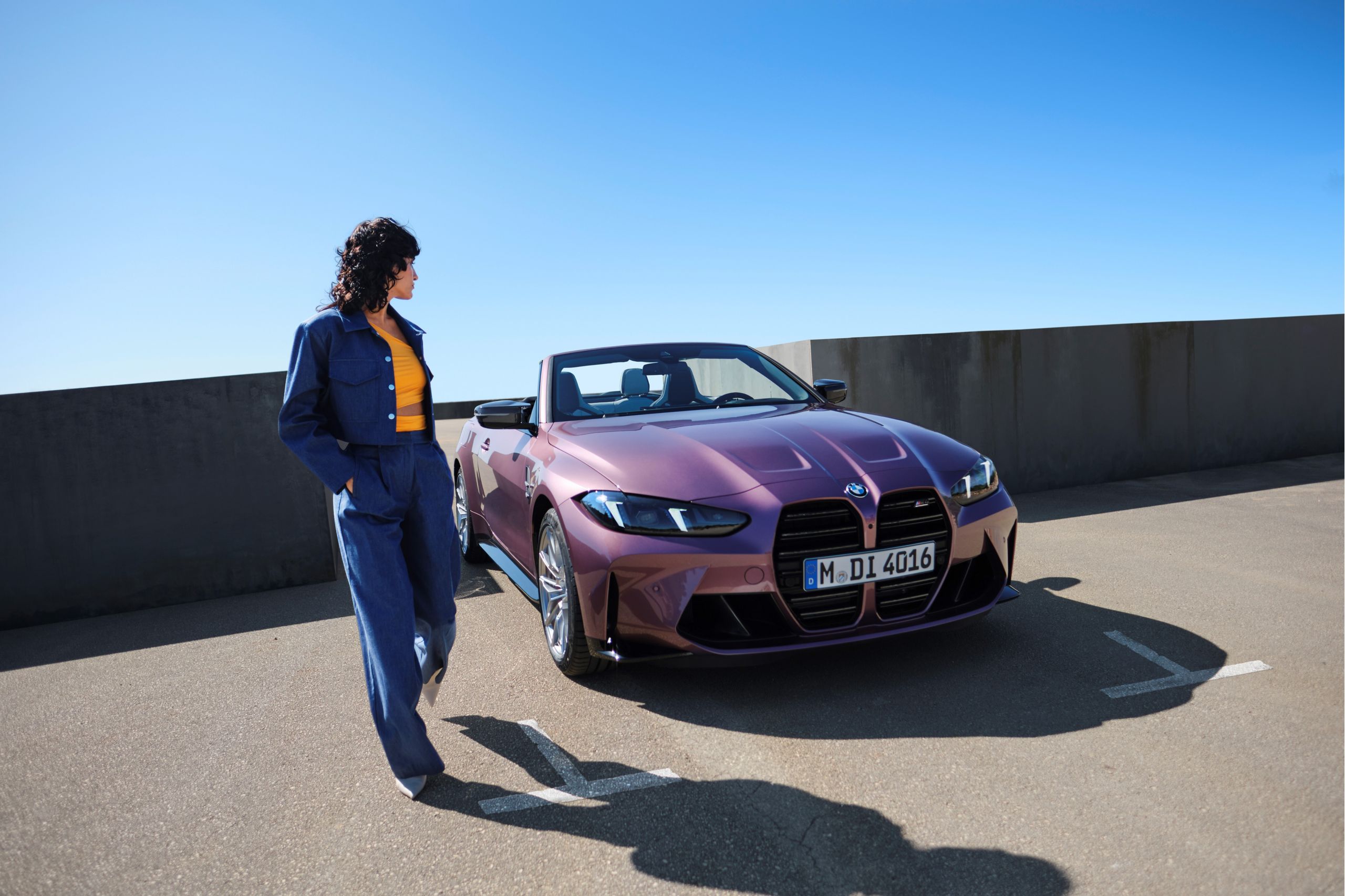 Vue extérieure de la BMW M4 Competition M xDrive Cabriolet en Velvet Orchid