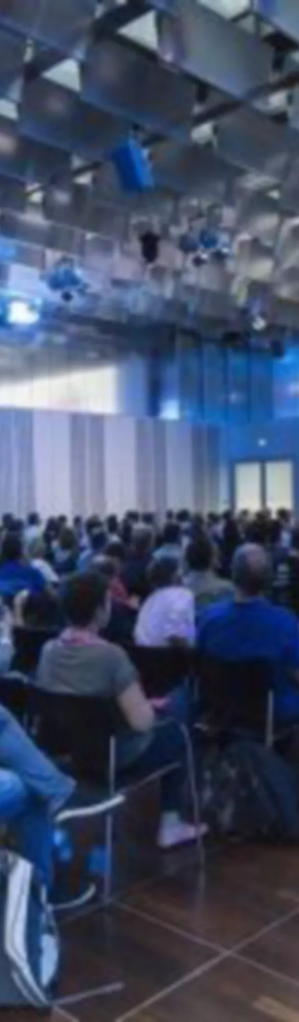 Mann hält Handy in der Hand 