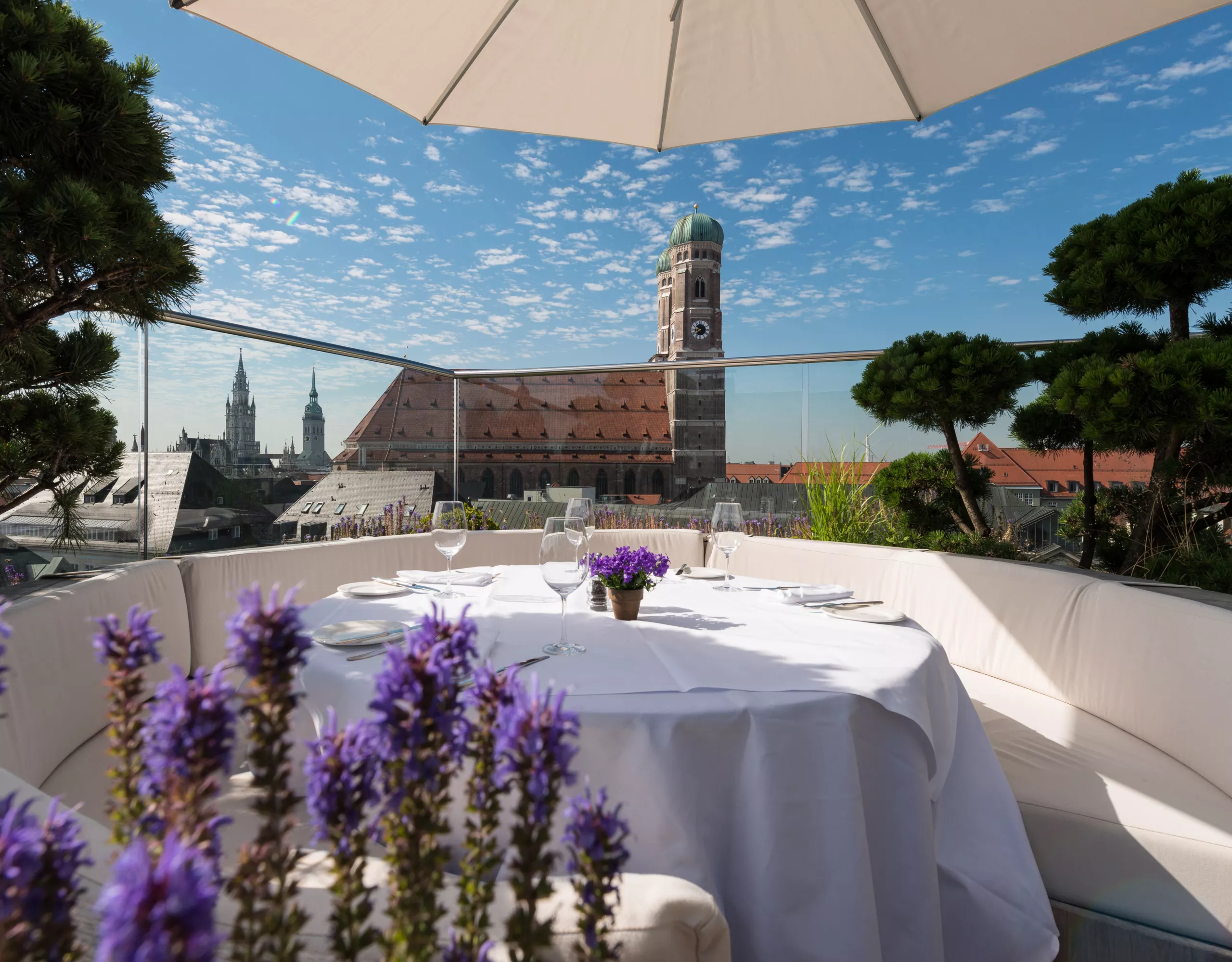Außenbereich des Restaurants im Bayerischen Hof München.