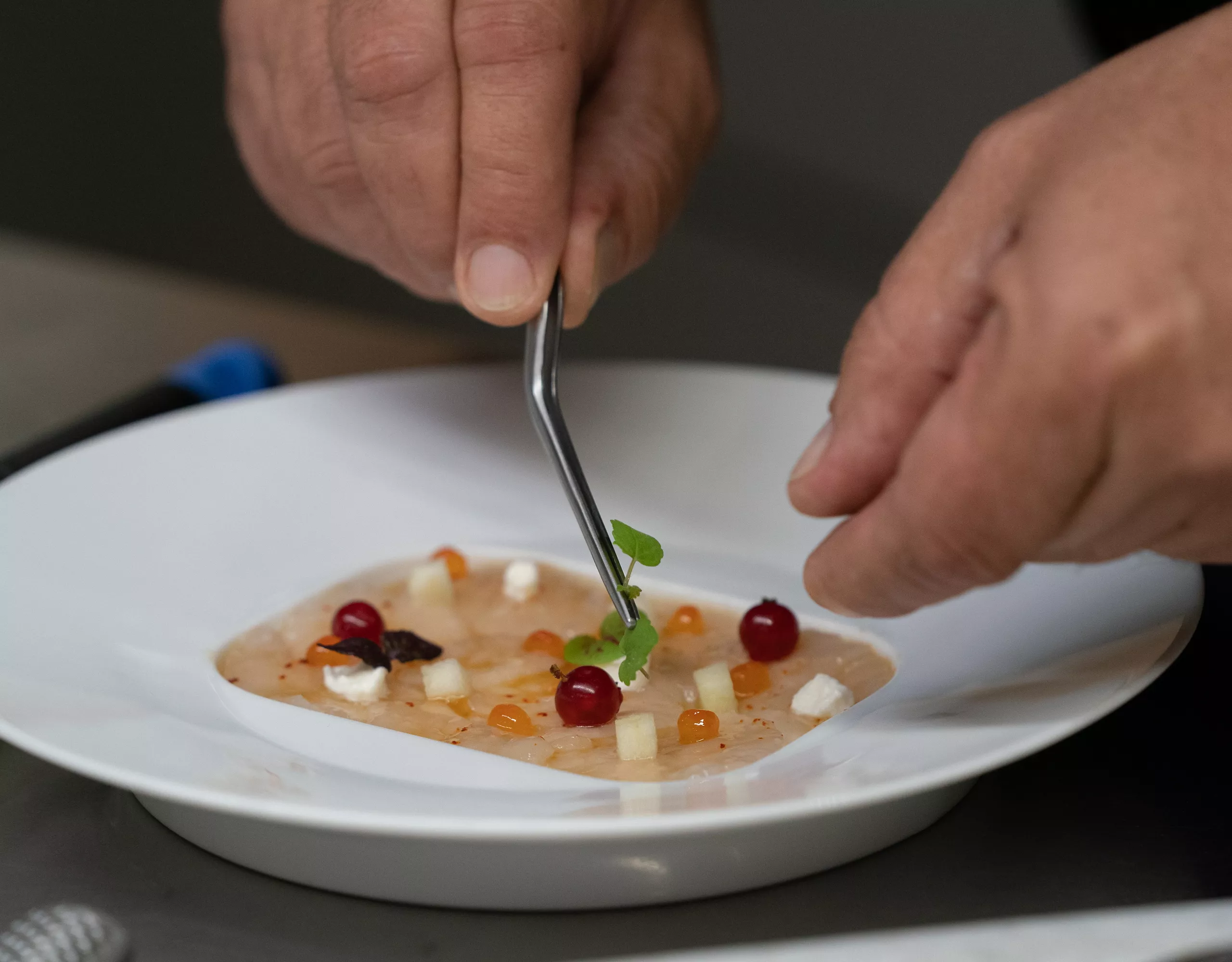 Michel Sarran prépare un plat en compagnie des membres du BMW Excellence Club