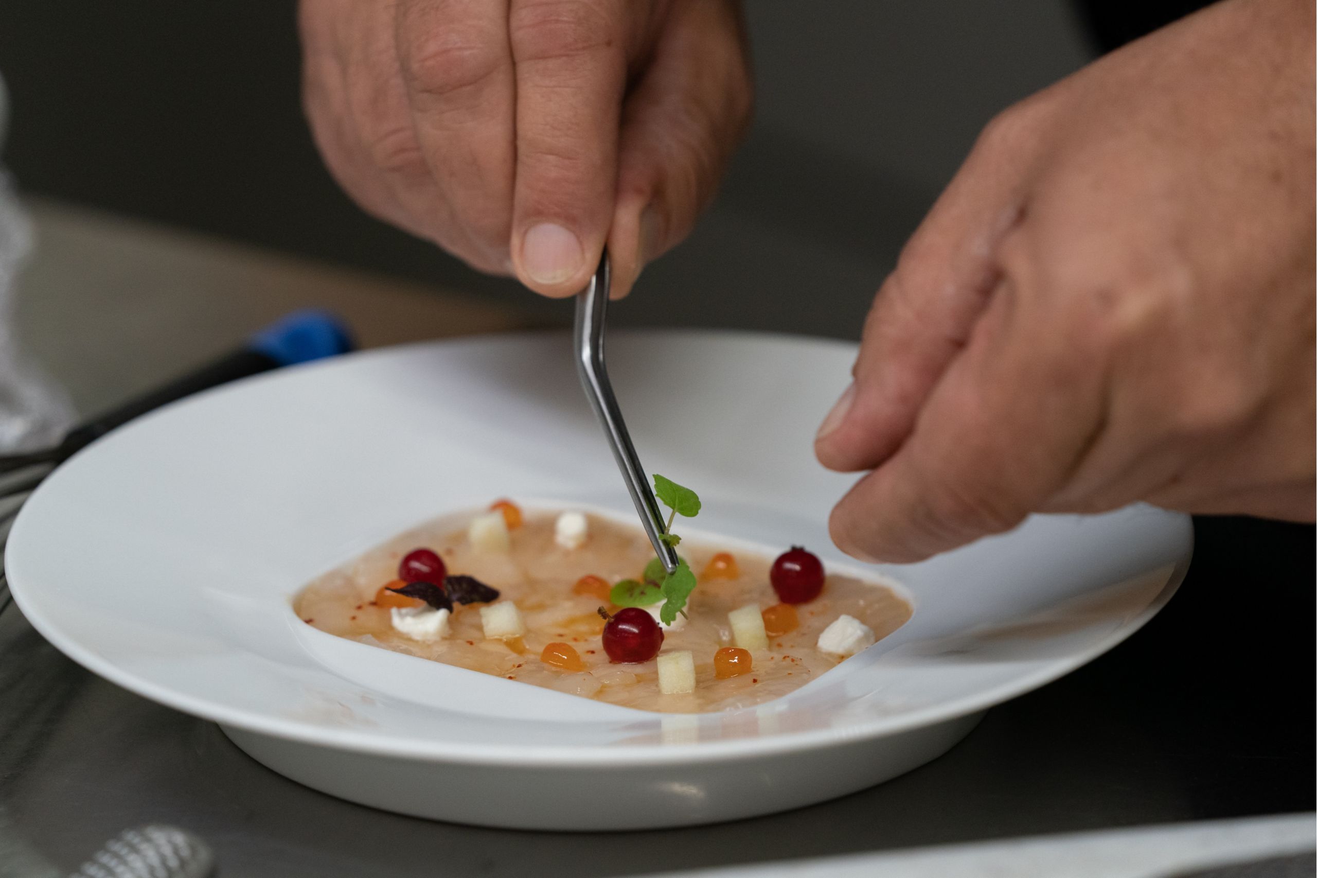 Michel Sarran prépare un plat en compagnie des membres du BMW Excellence Club
