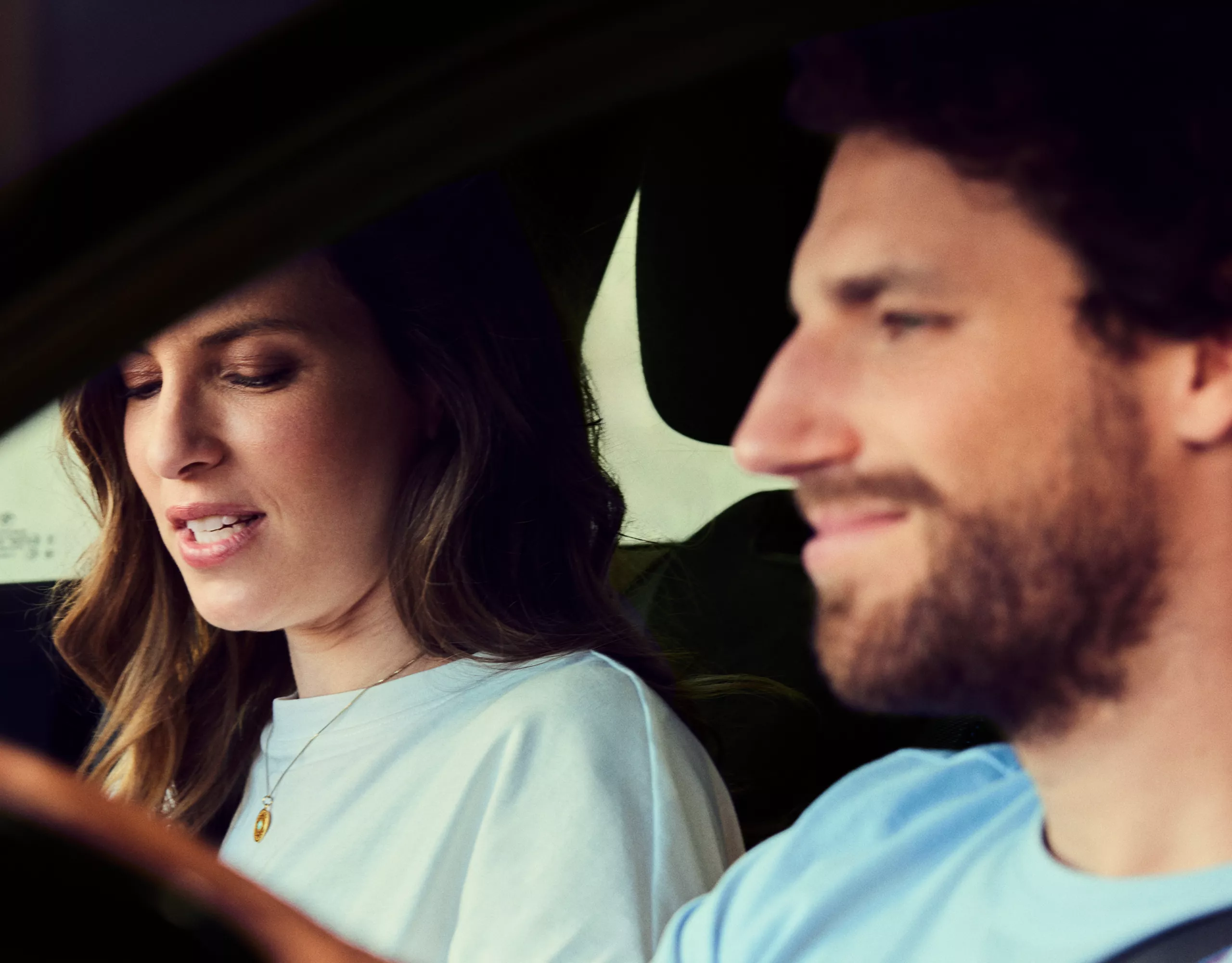 Unde femme et un homme souriants, dans une BMW