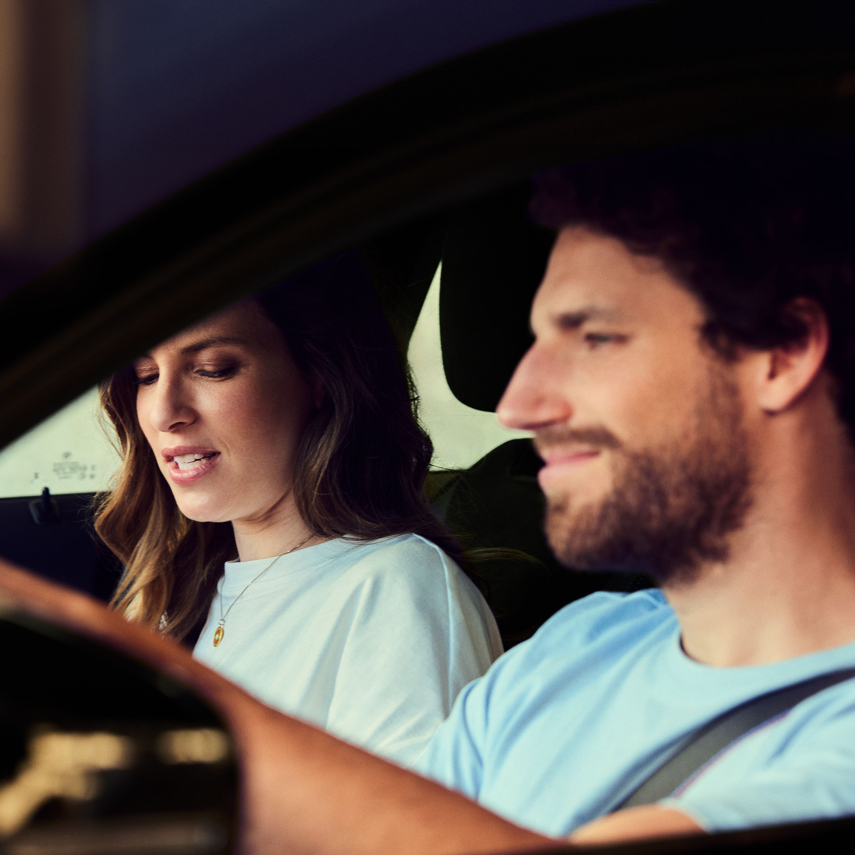 Frau und Mann lächelnd in BMW