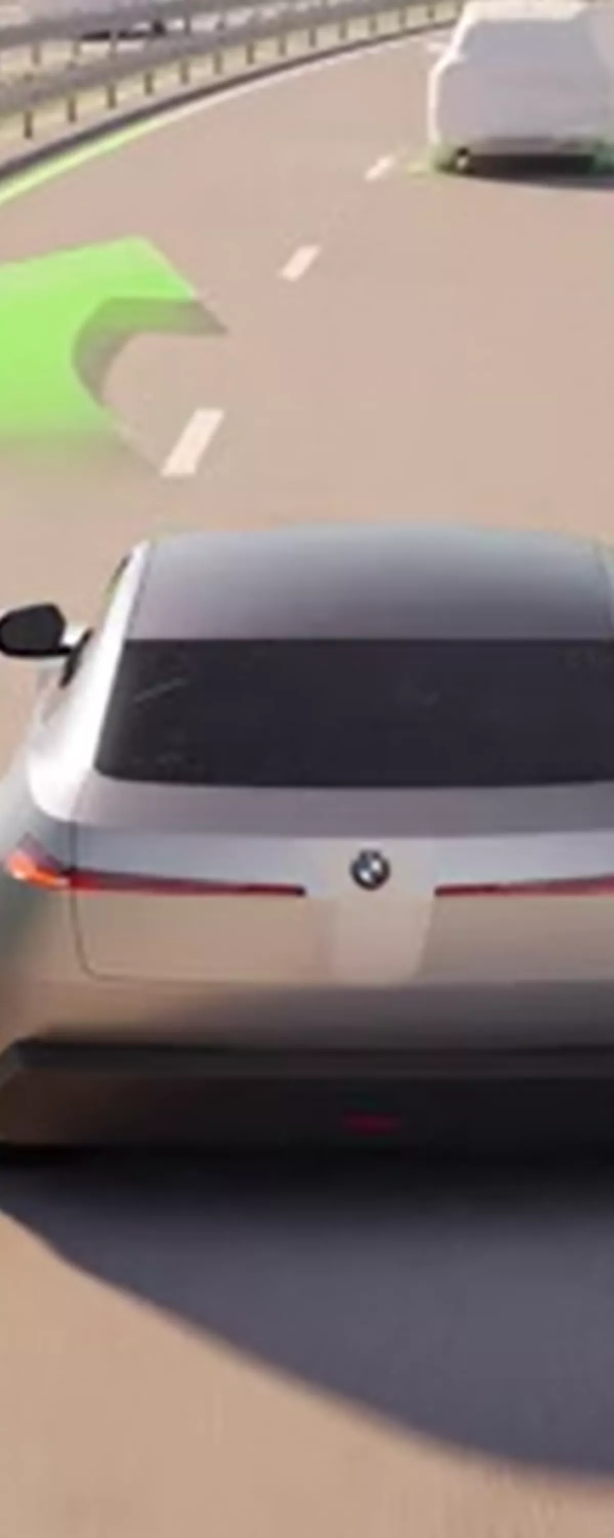 Ein Konzeptfahrzeug fährt auf der Autobahn, im Display wird die Spurerkennung und der Überholassistent eingeblendet. Der Assistant unterstützt beim Manöver.