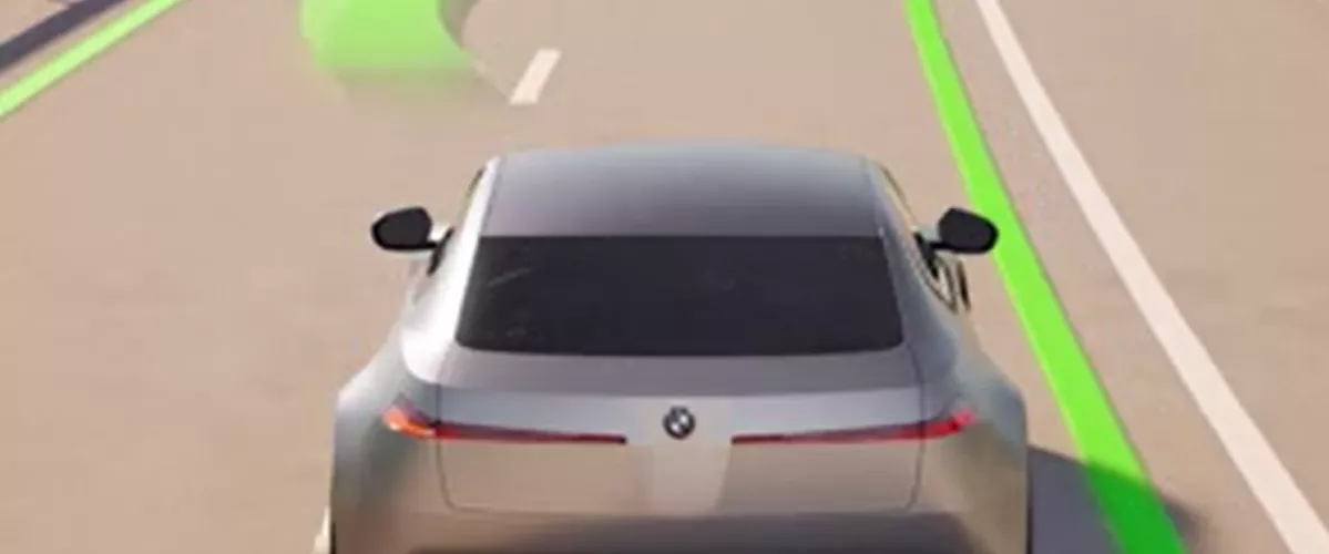 Ein Konzeptfahrzeug fährt auf der Autobahn, im Display wird die Spurerkennung und der Überholungsassistent eingeblendet. Der Assistant unterstützt beim Manöver.
