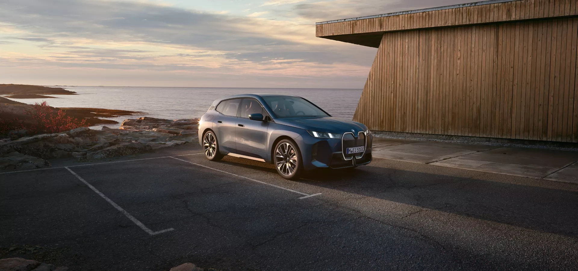 Ein grauer, vollelektrischer BMW iX