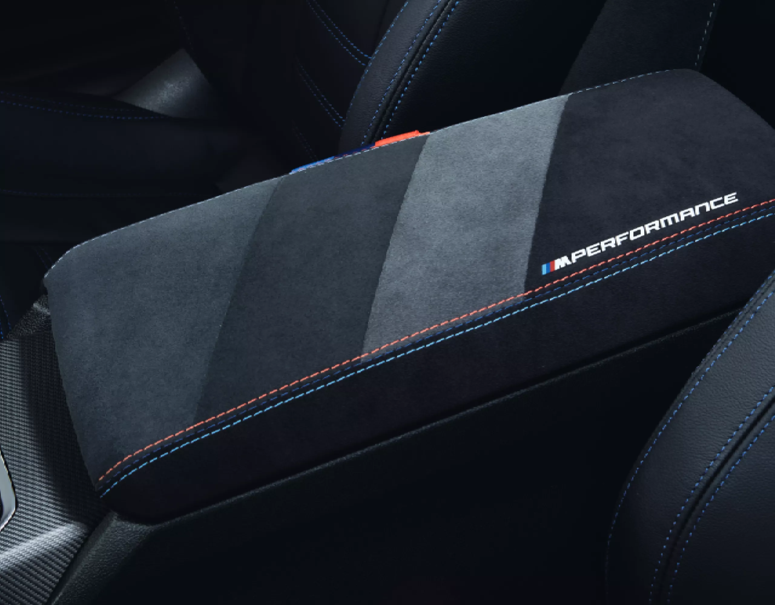 Vue détaillée d’une roue BMW devant un étrier de frein rouge