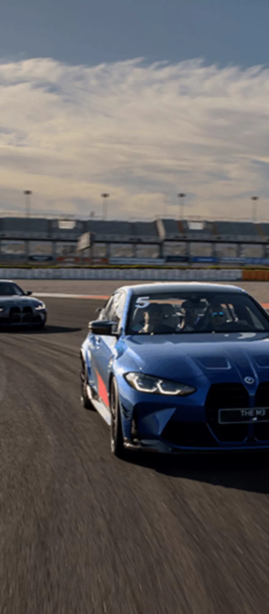 BMW em ação na pista durante o curso BMW M Driving Experience