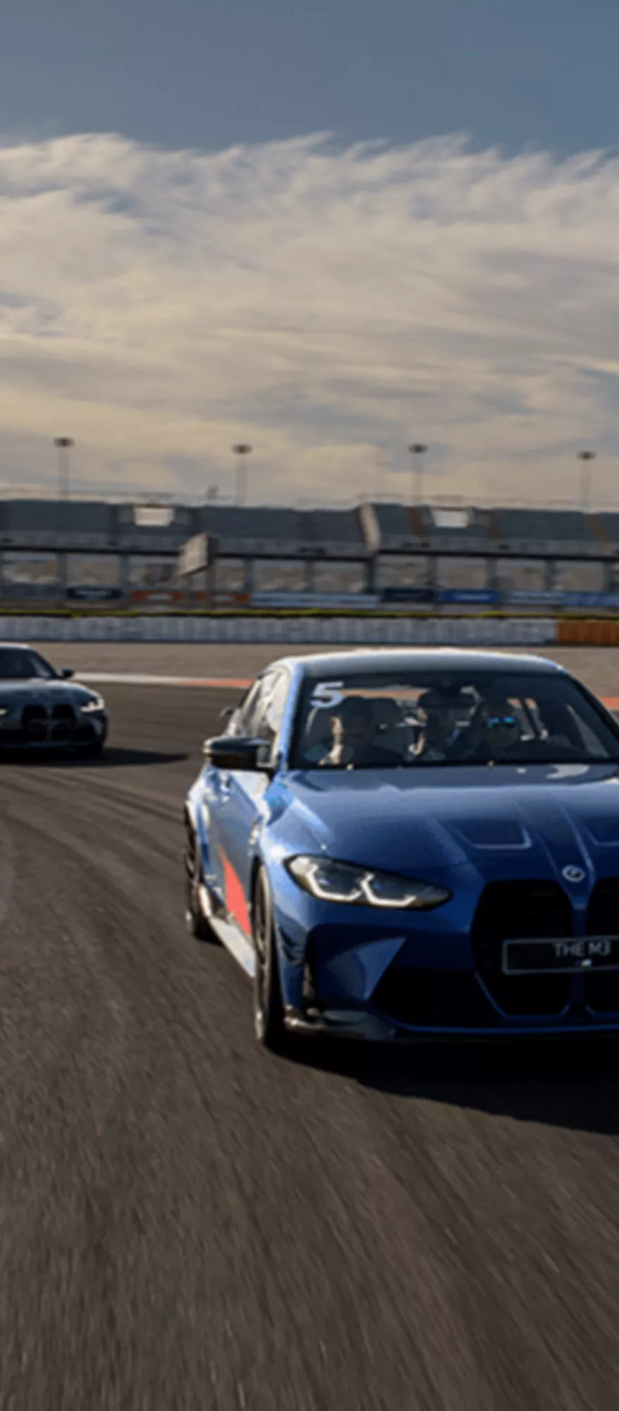 BMW em ação na pista durante o curso BMW M Driving Experience