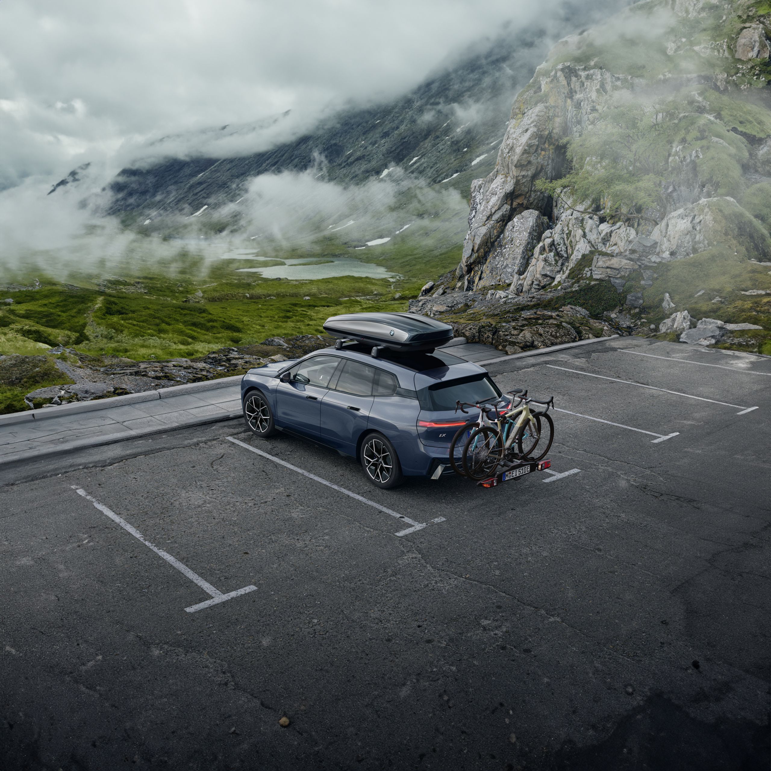 해변에 트렁크가 열린 채 주차되어 있는 BMW