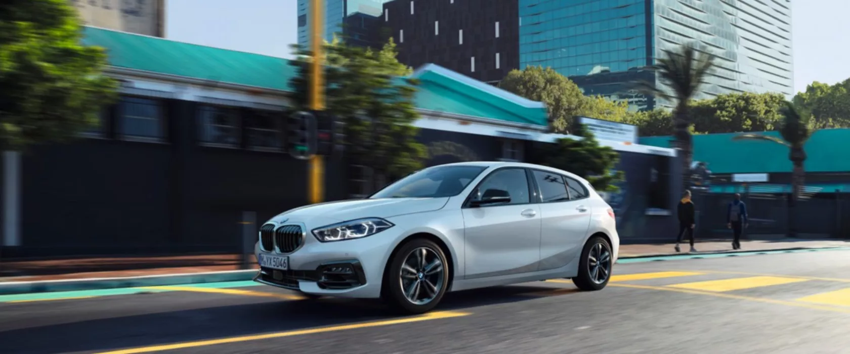 BMW Série 1 d'occasion sur route, en ville, 3/4 avant gauche