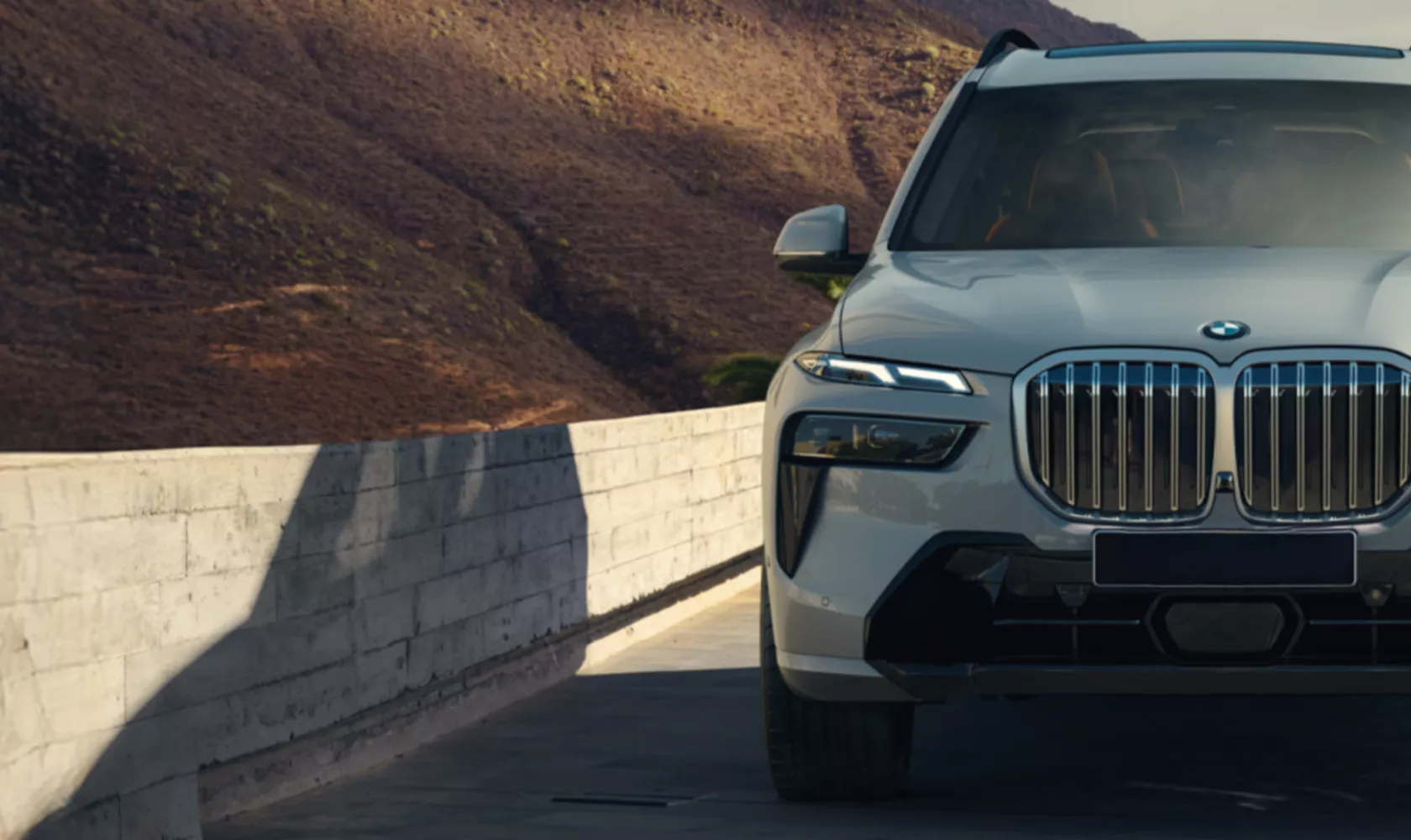  BMW X7 in the three-quarter front view in front of the desert background