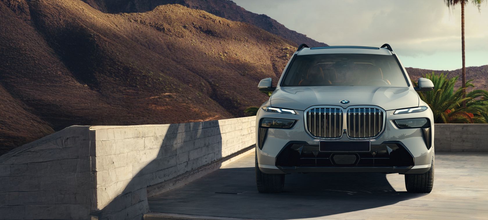  BMW X7 in the three-quarter front view in front of the desert background