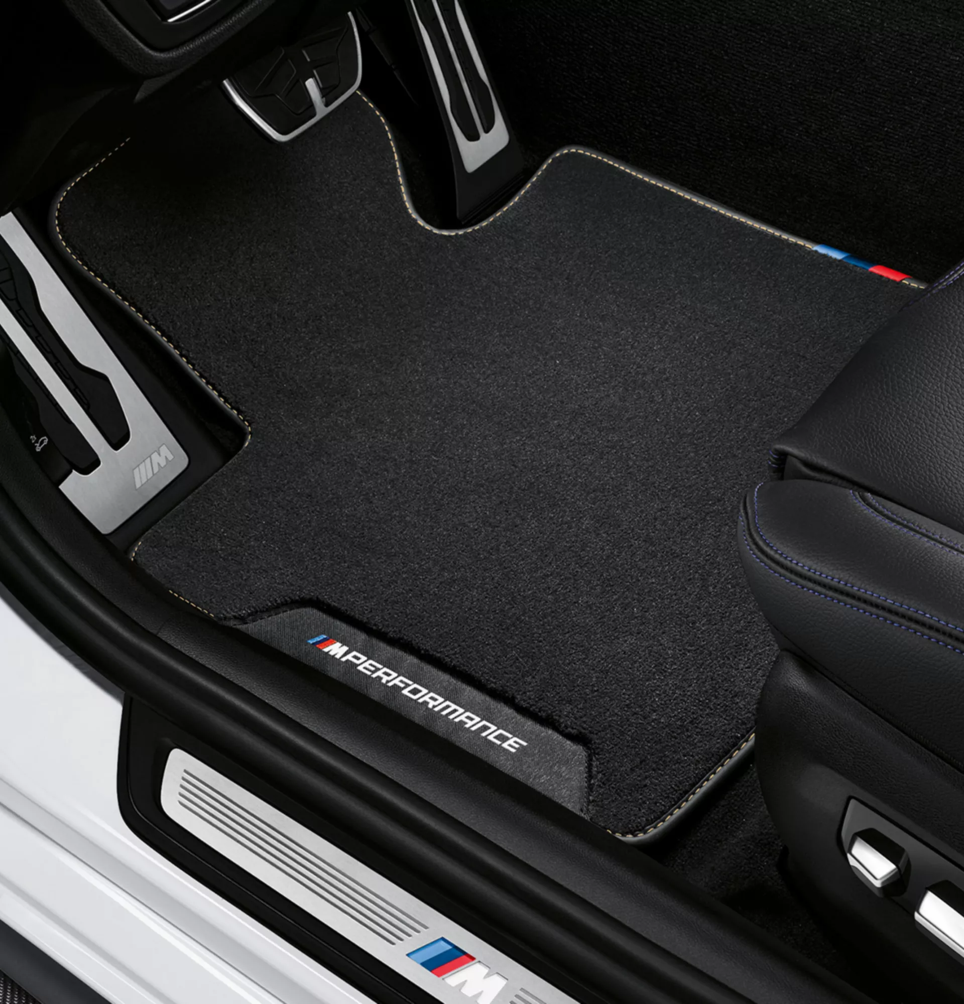 BMW, modern bir otoparkta park halinde