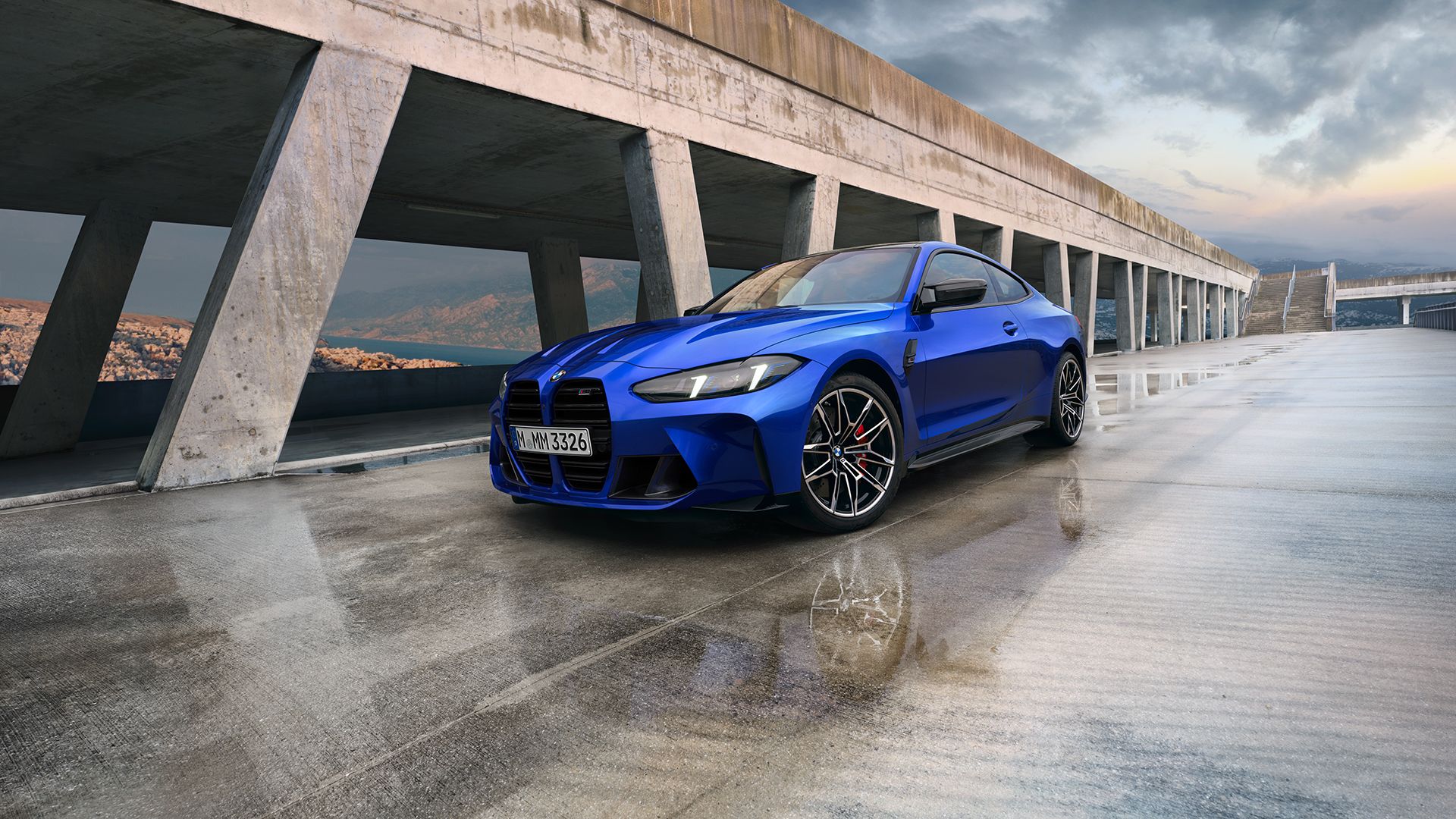 Ein blaues BMW M4 Coupé