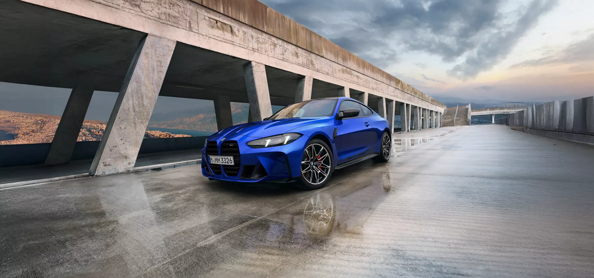 Ein blaues BMW M4 Coupé