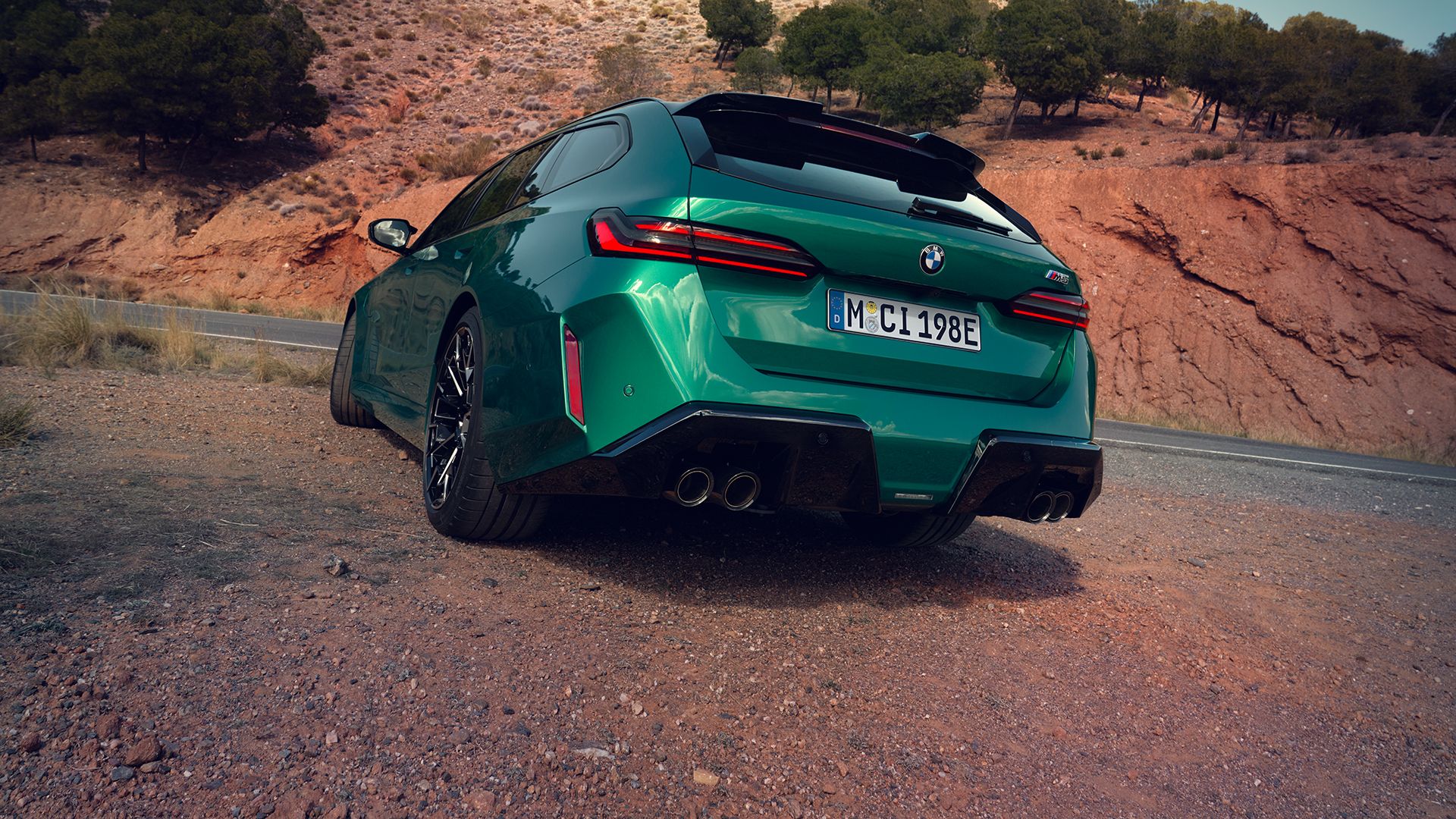 Ein grüner BMW M5 Touring
