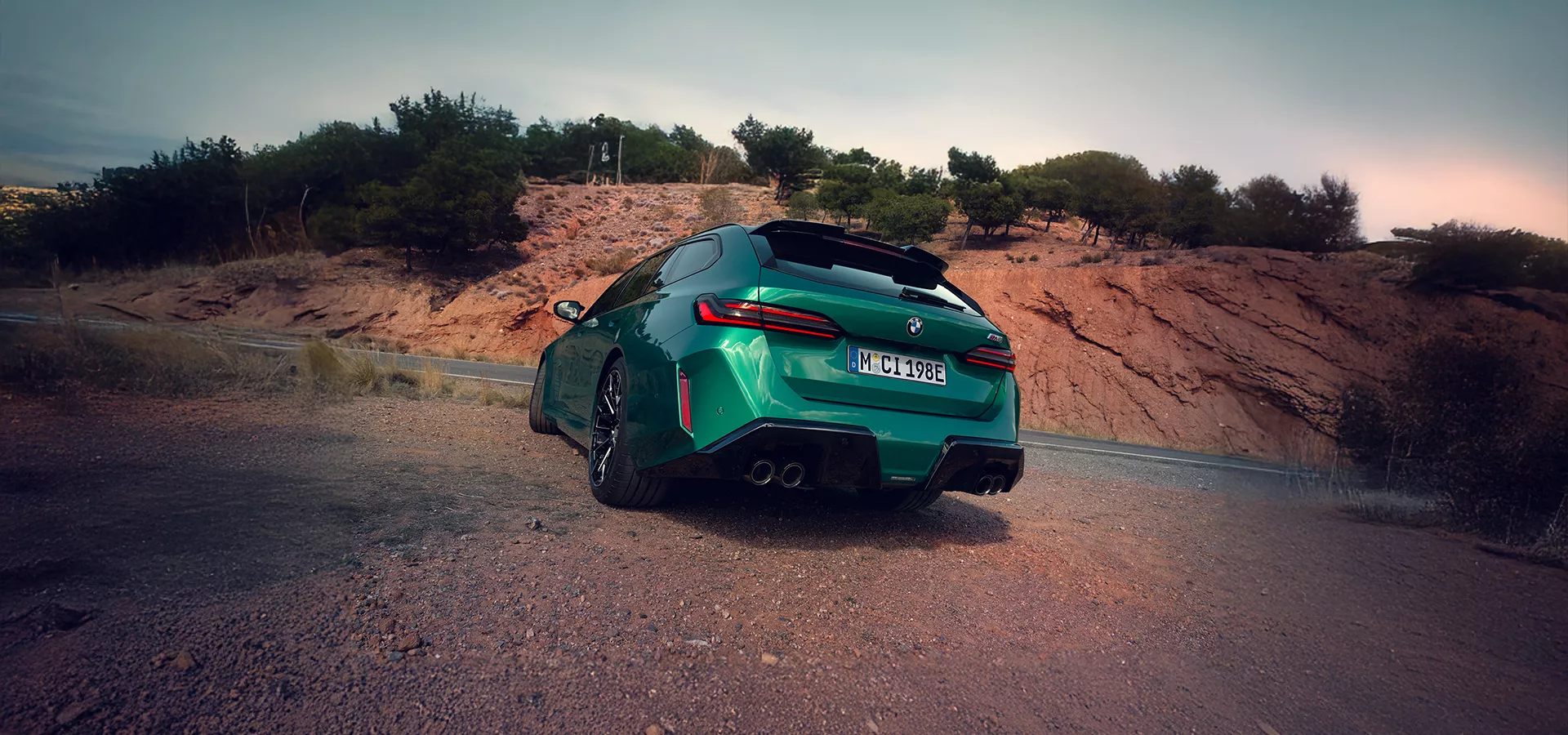 Ein grüner BMW M5 Touring