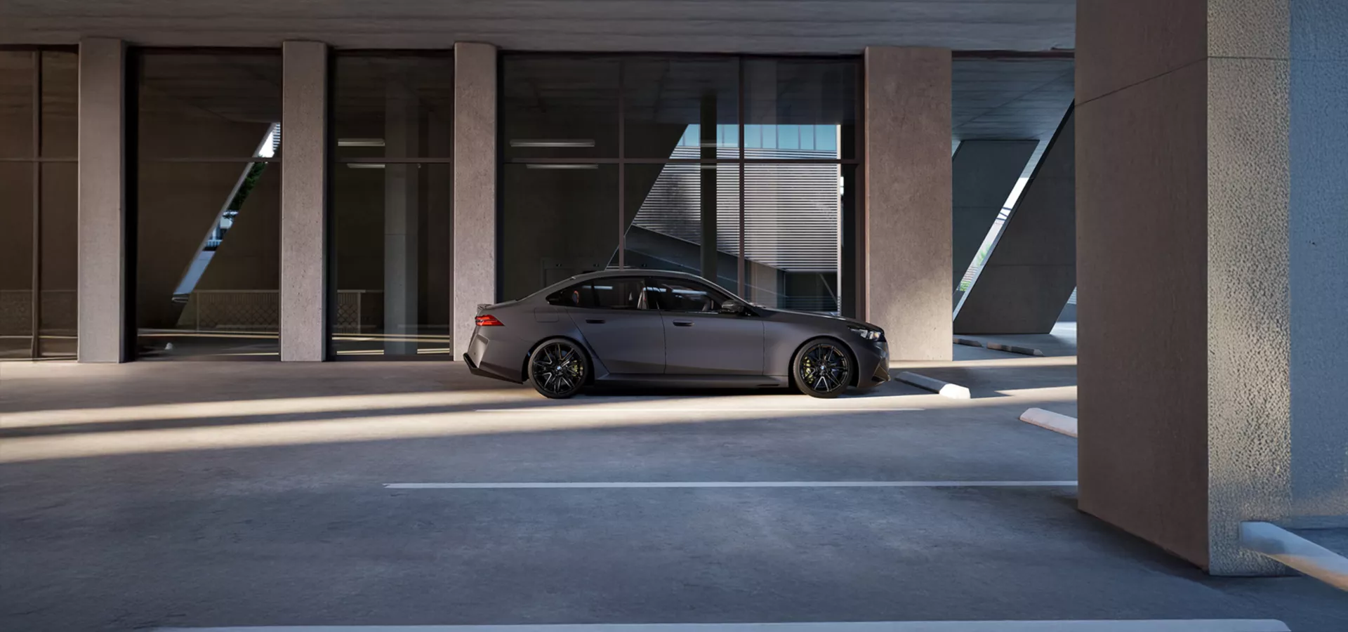 Eine graue BMW M5 Limousine