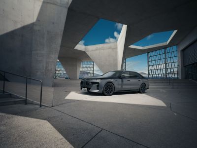 BMW M760e xDrive black front view