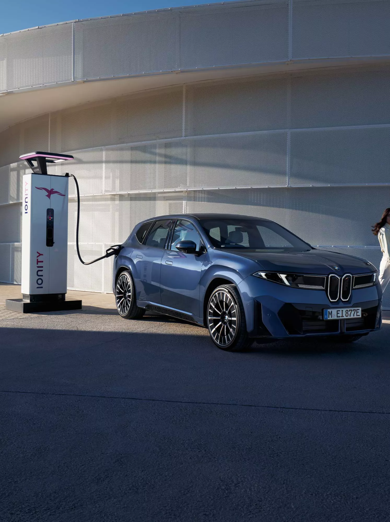 BMW iX3 vid en laddstation.