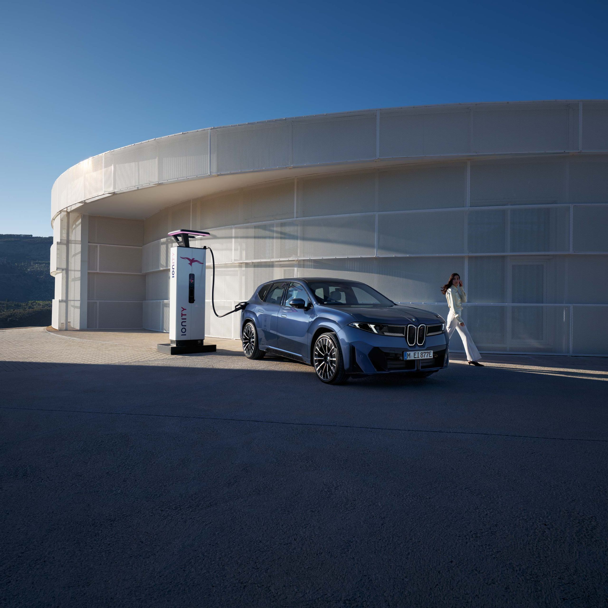 BMW iX3 vid en laddstation.