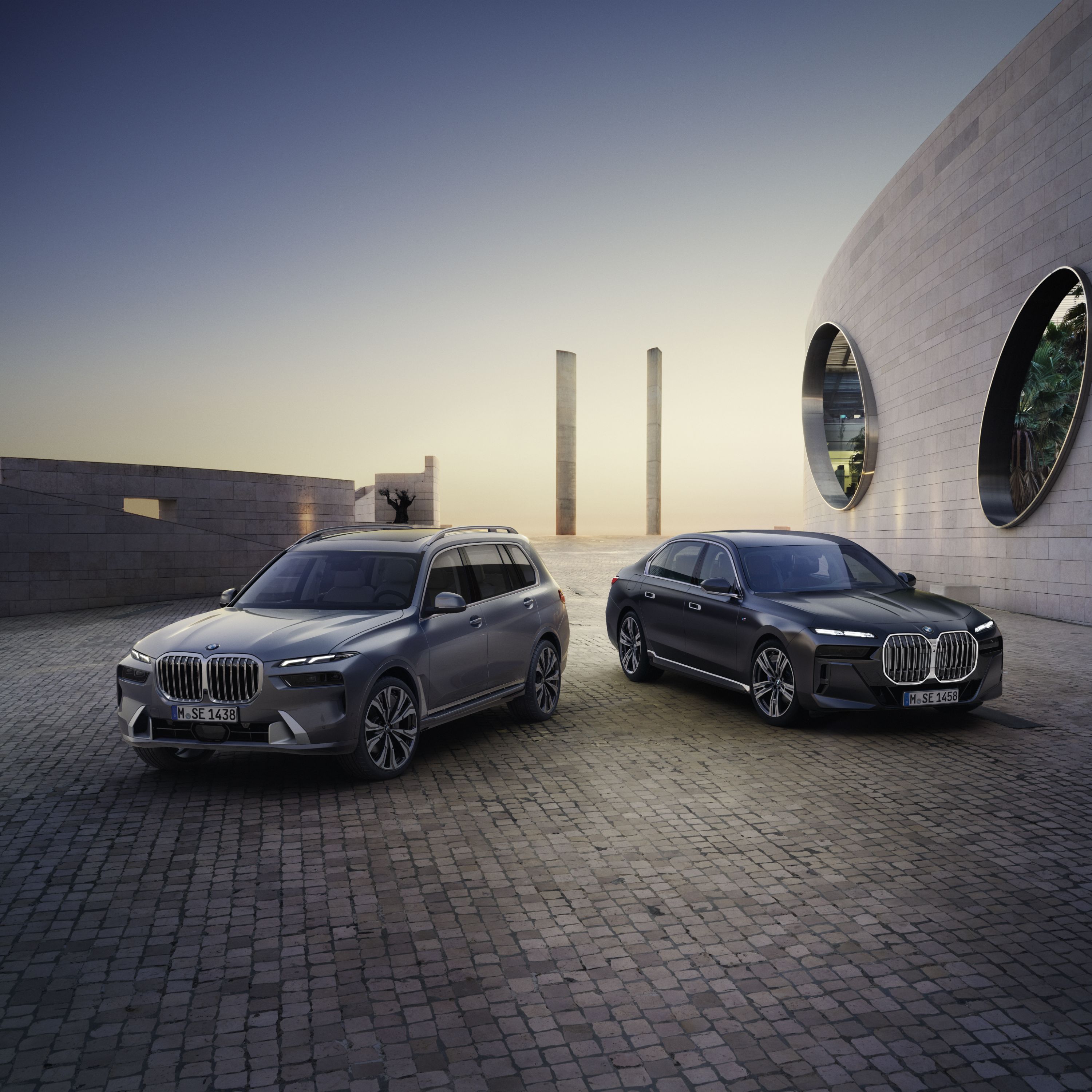 BMW i7 xDrive60 op een startbaan voor een toren met een wenteltrap en een bergpanaroma