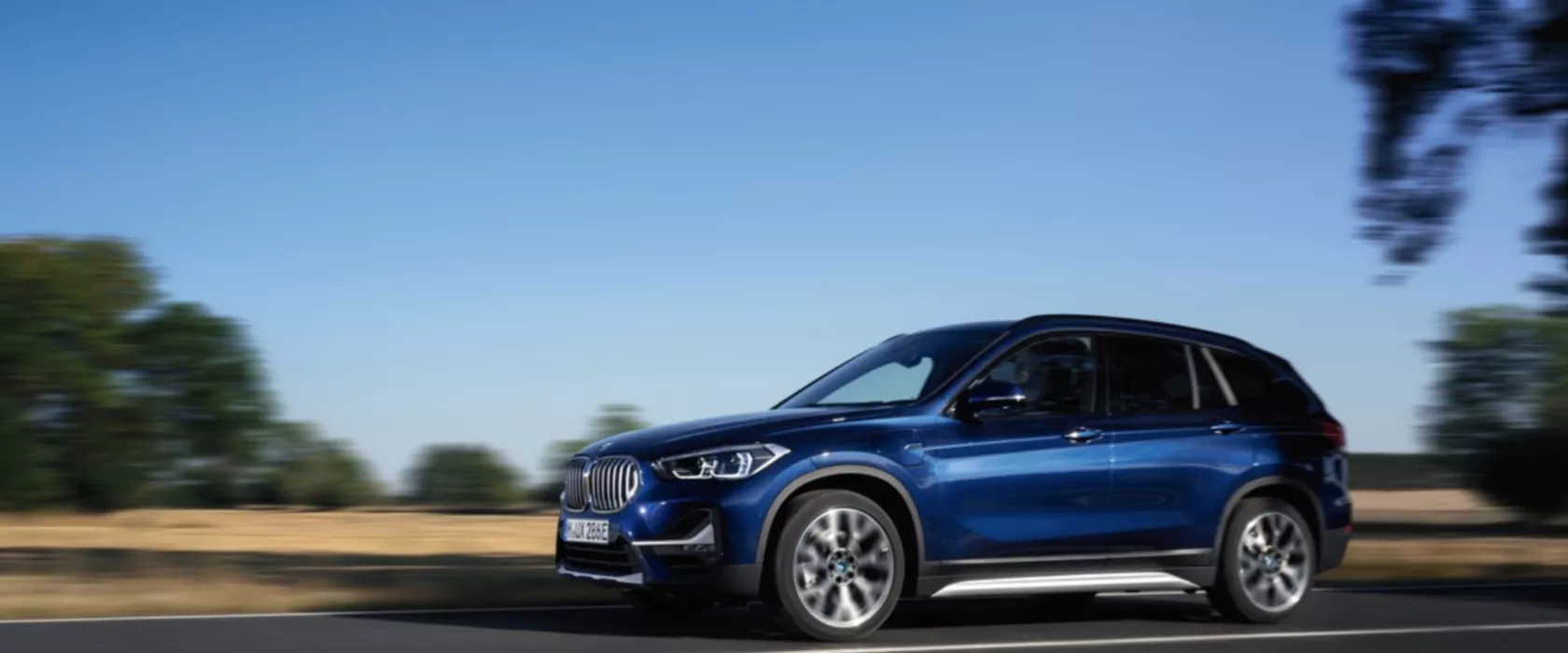 BMW X1 d'occasion, SUV, vue de profil, vue de coté, sur route,