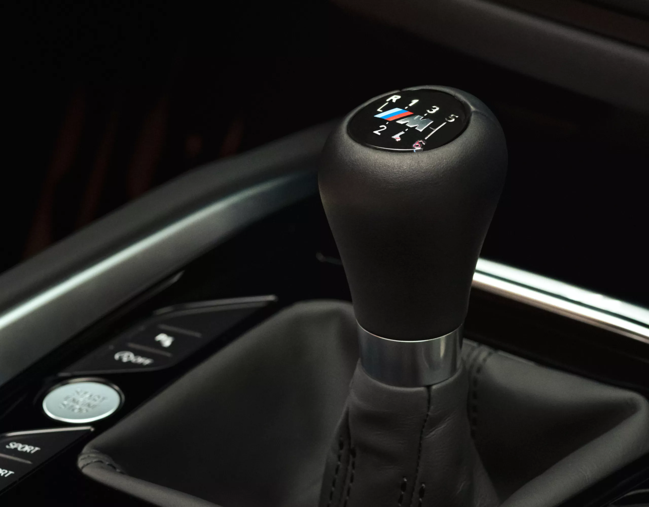 Gros plan du levier de vitesses manuel BMW M, offrant un contrôle précis et une connexion directe avec la route